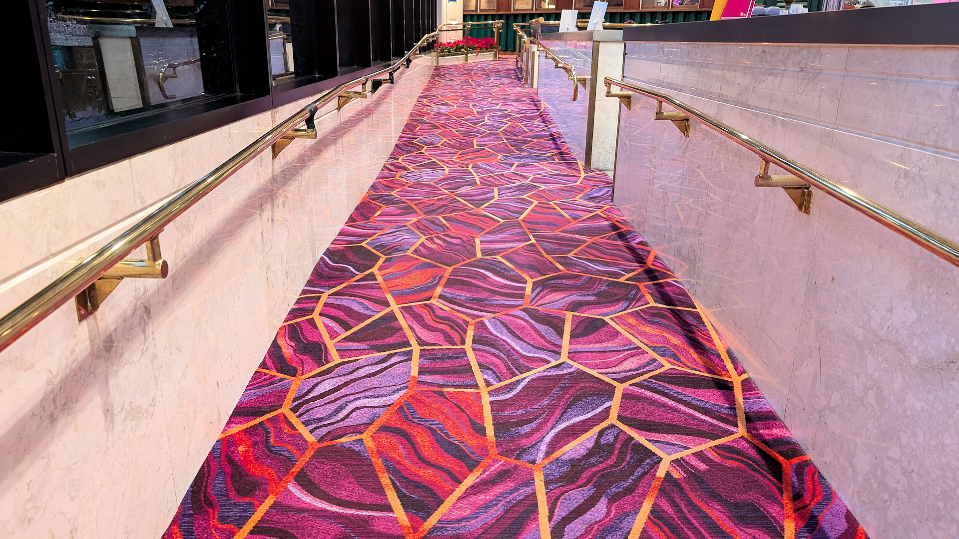 Kreischend bunter Teppich und goldenes Geländer