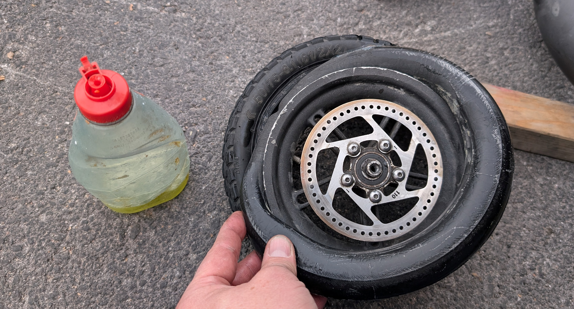 Xioami M365 Reifen Reparatur, der Schlauch wird in den Reifen eingeführt