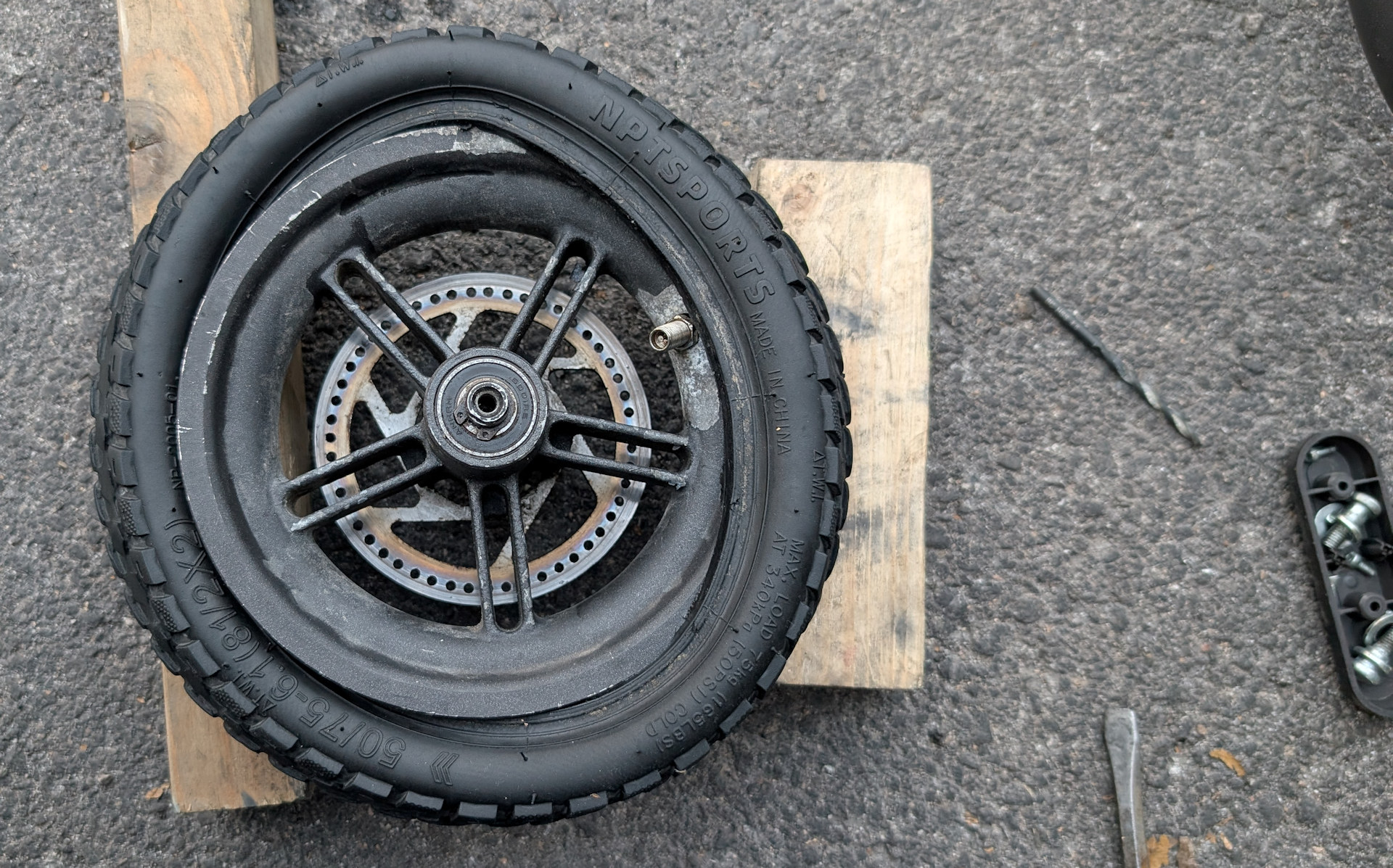 Xioami M365 Reifen Reparatur mit komplett eingezogenen Schlauch. Der Reifen ist an einer Stelle noch nicht über die Felge gezogen worden