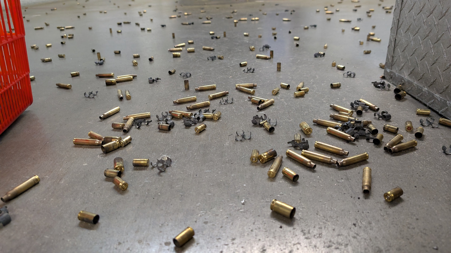 Patronenhülsen auf dem Fussboden 