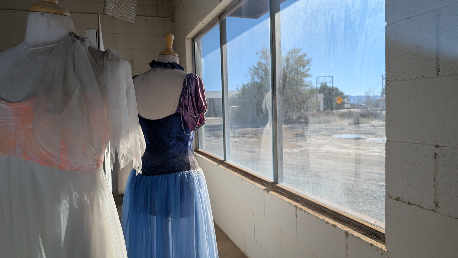 Blaues Schauspieler Kleid in einem Schaufenster 