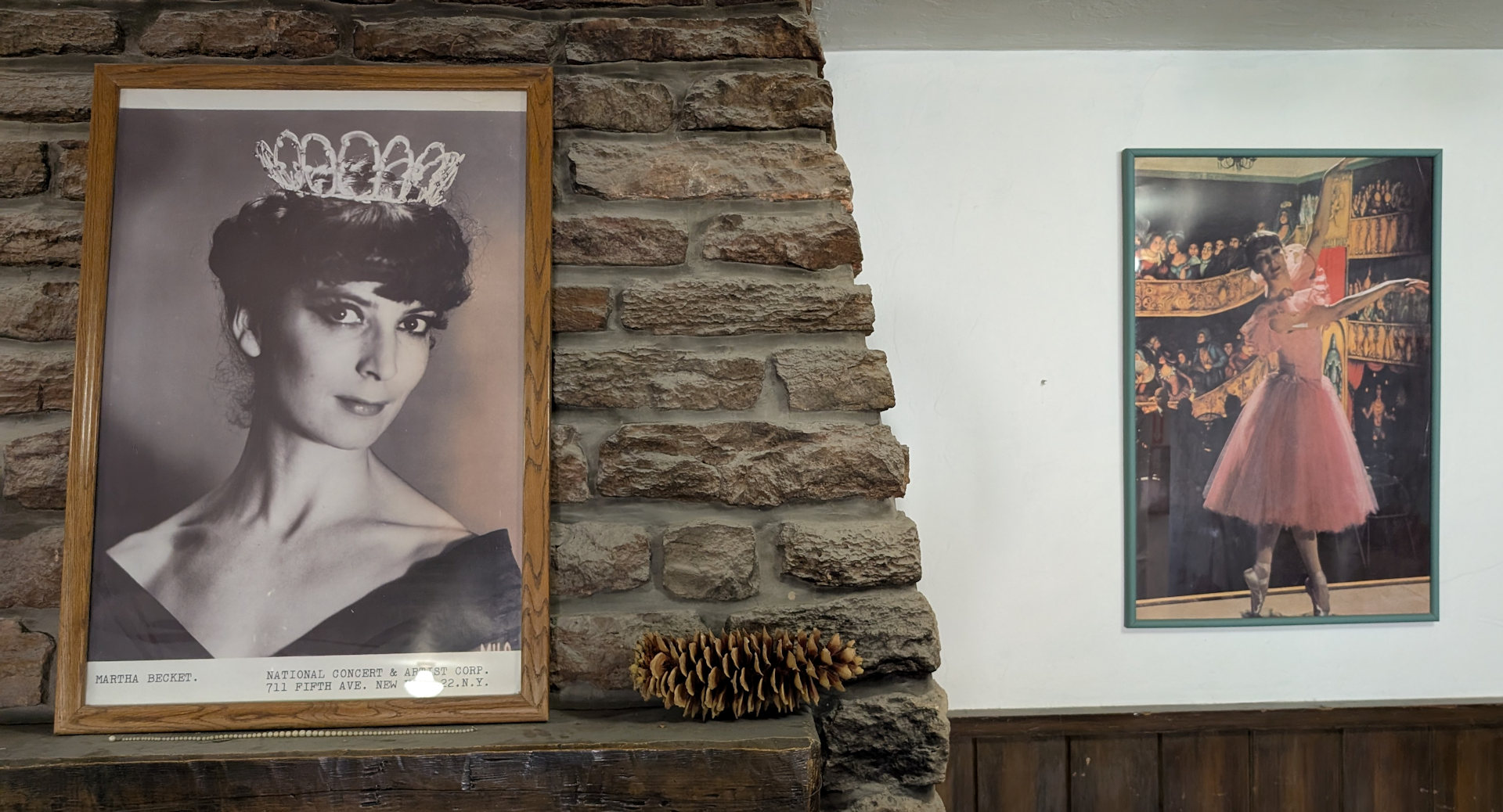 Ein Portrait und ein Bild von Marta Becket als Tänzerin