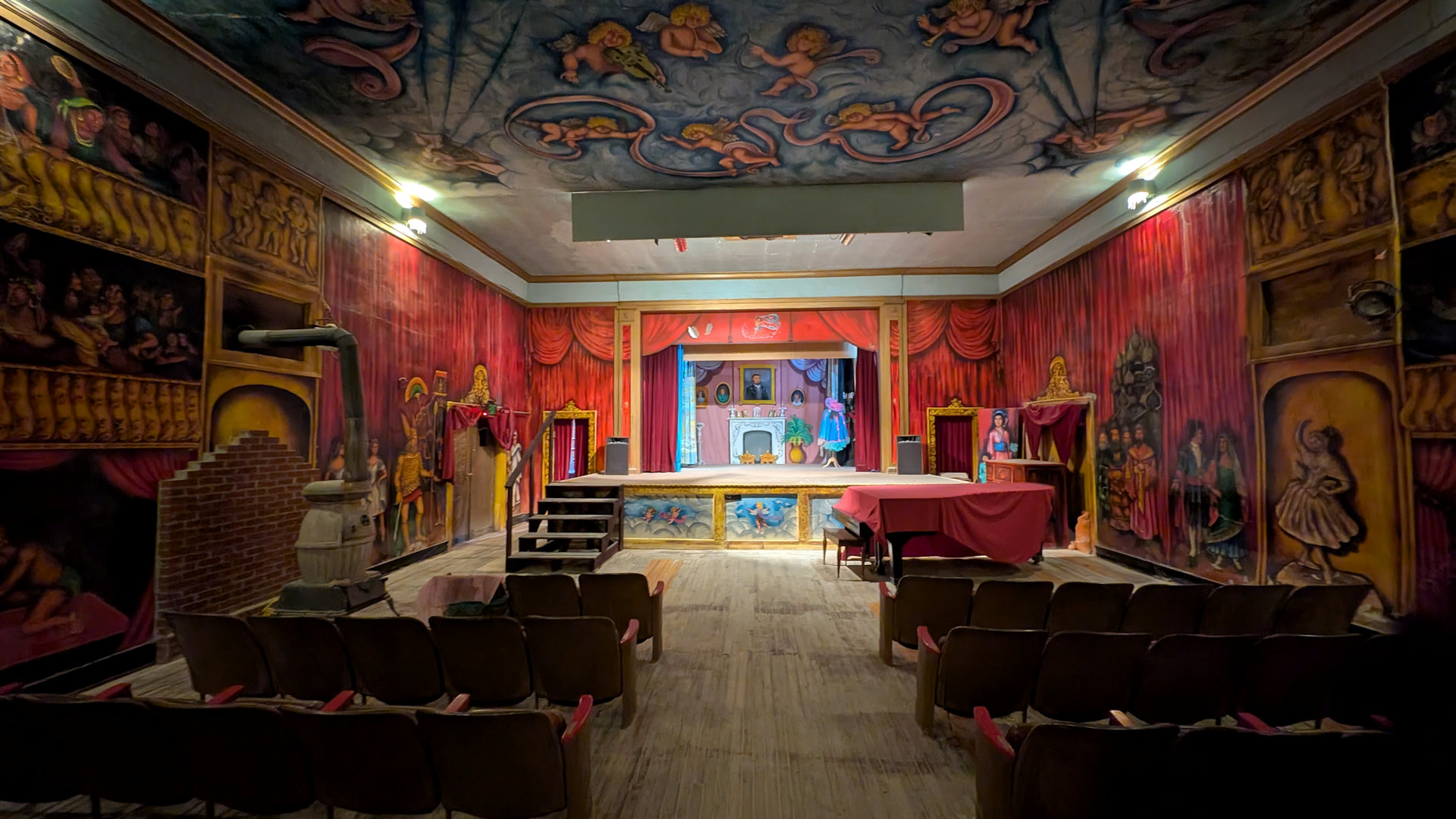 In der Amargosa Opera von Marta Becket Death Valley Junction Nevada USA