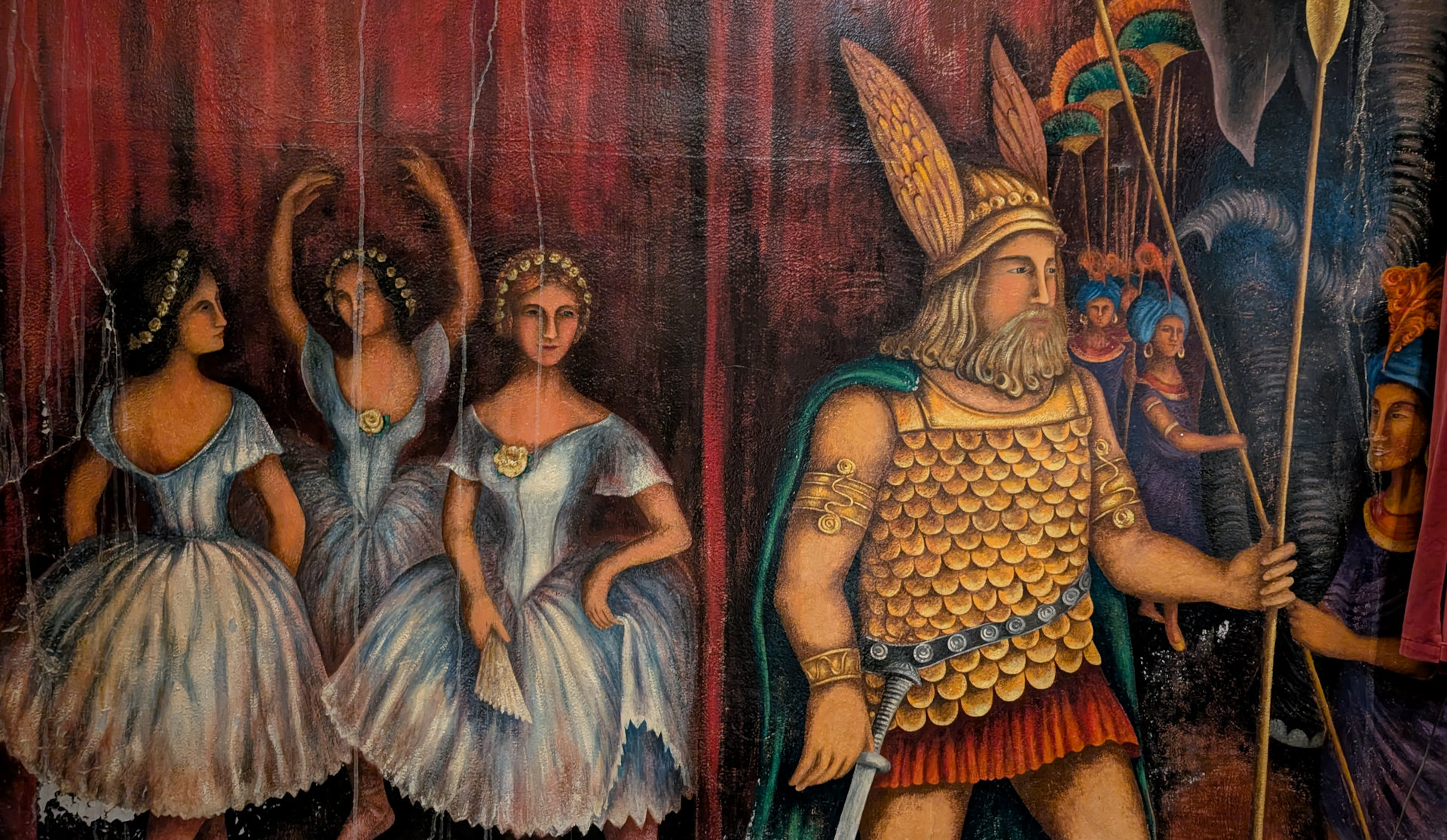 Drei Ballett Tänzerinnen und ein goldener Ritter mit geflügelten goldenen Helm in der Amargosa Opera 