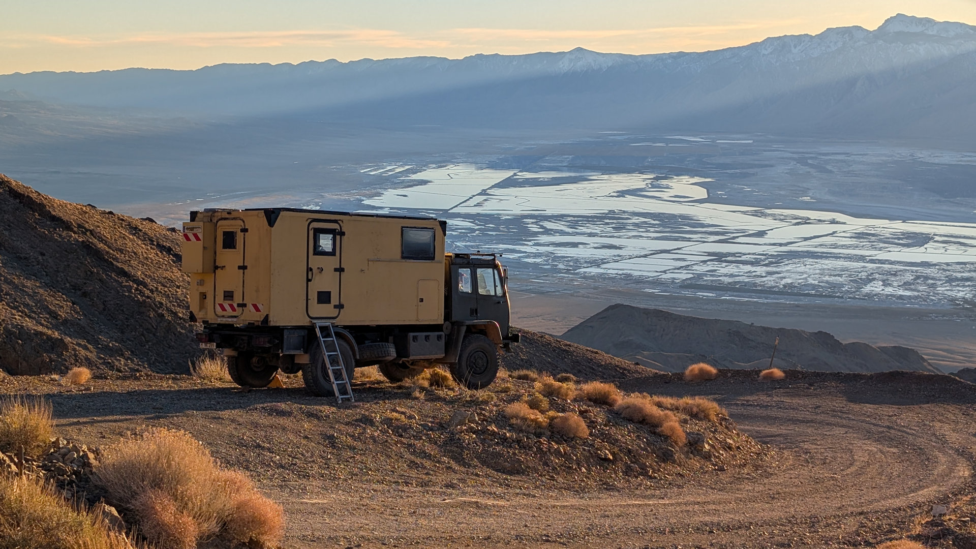 Panorama Parkplatz in den Inyo Mountains für den DAF T244 LKW
