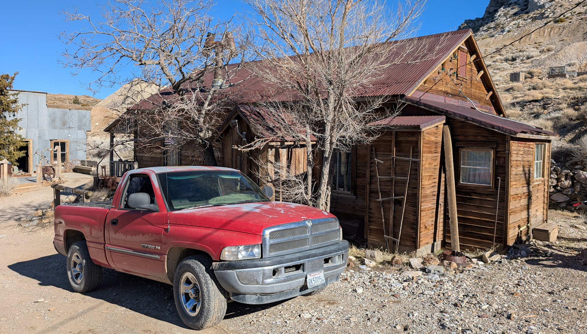 Holzhütte in Cerro Gordo vor dem ein roter Pickup parkt
