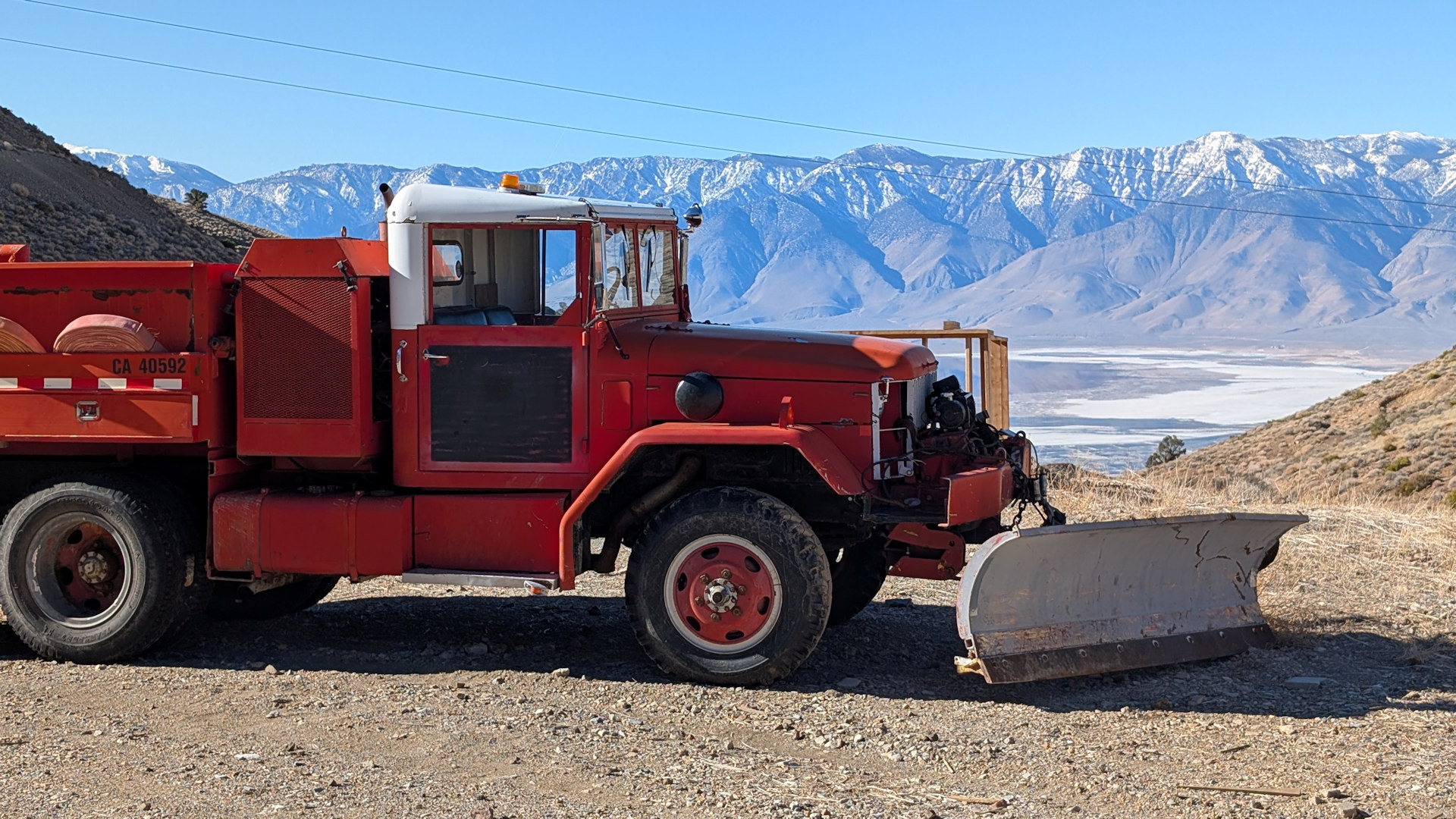 Roter Schneepflug in Cerro Gordo