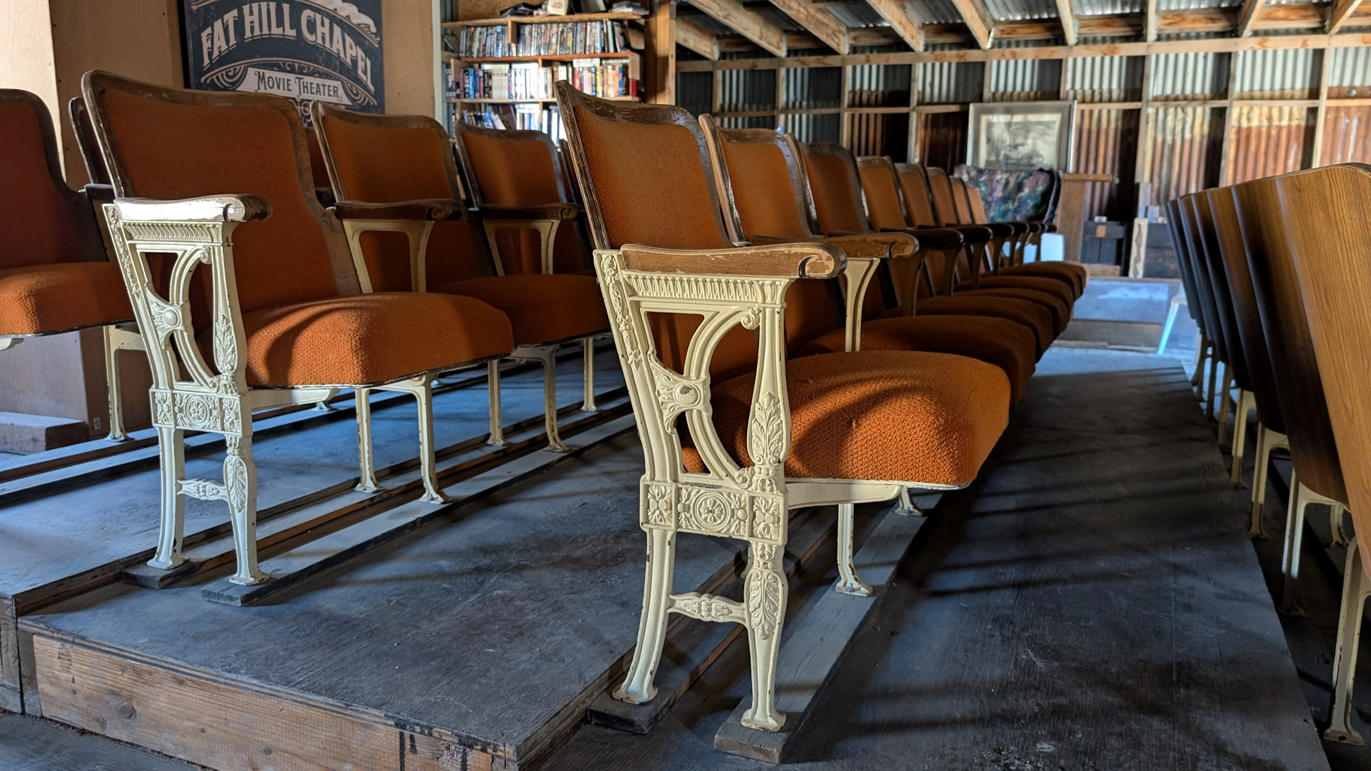 Stühle in der Kirche von Cerro Gordo