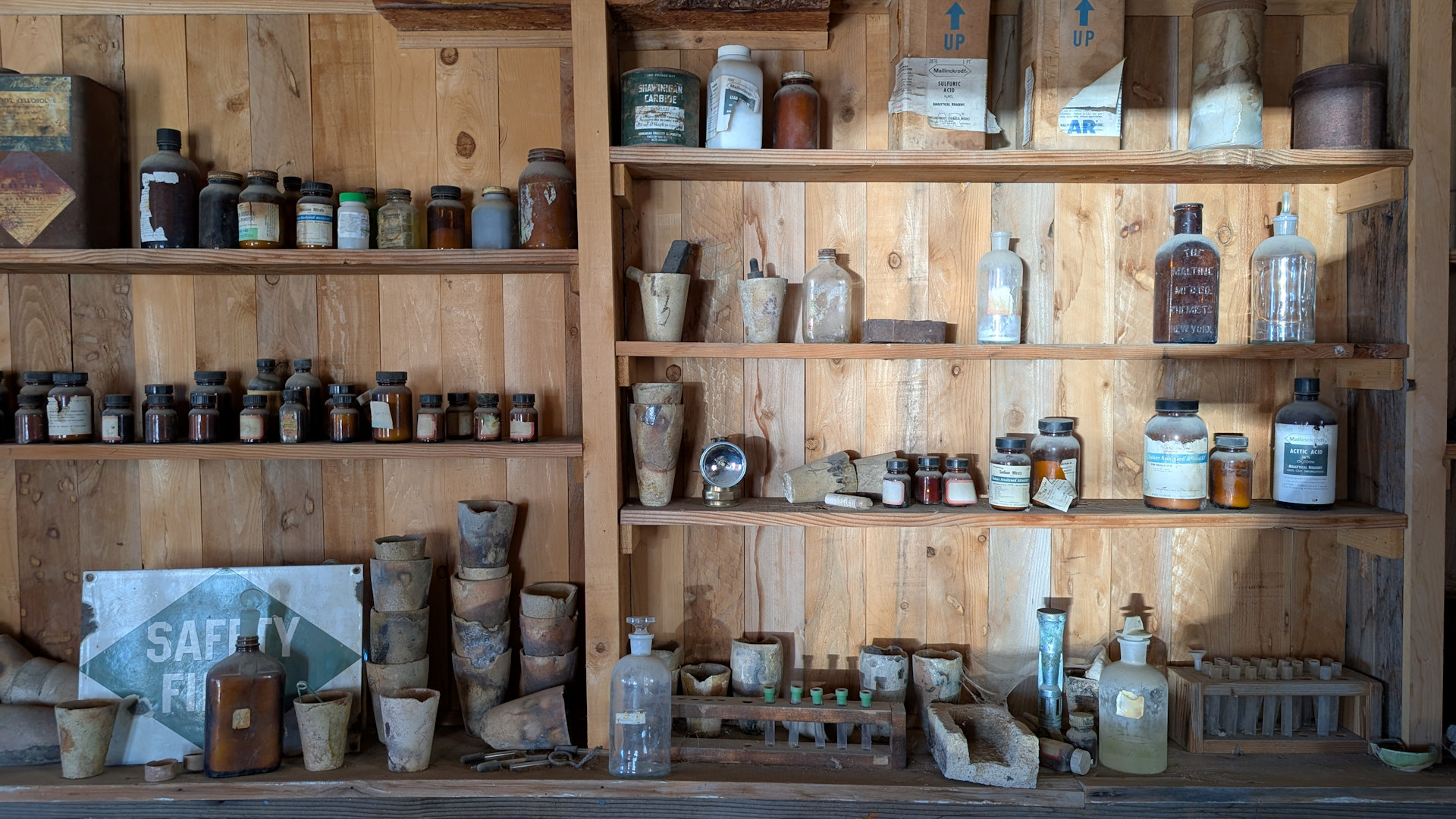 Regal mit kleinen Flaschen aus Glas