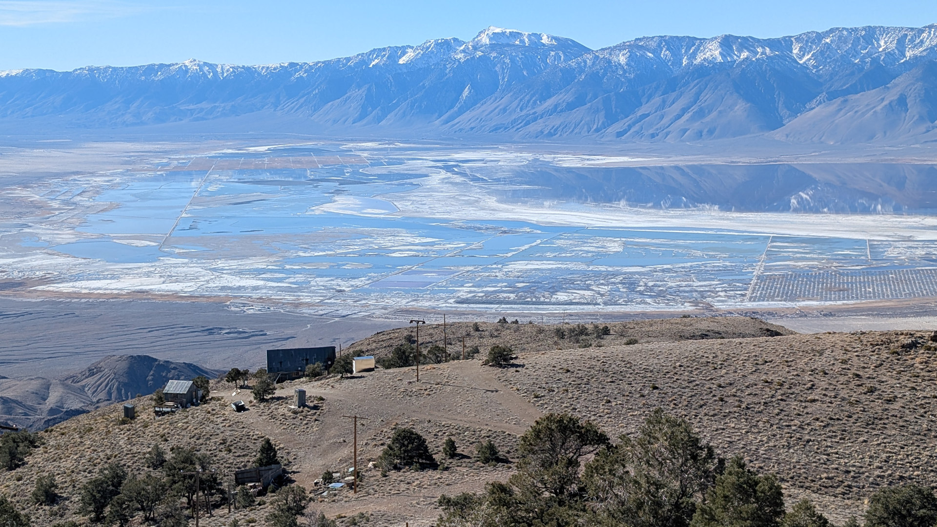 Blick von Cerro Gordo ins Tal und zu den schneebedeckten Bergen der Sierra Nevada