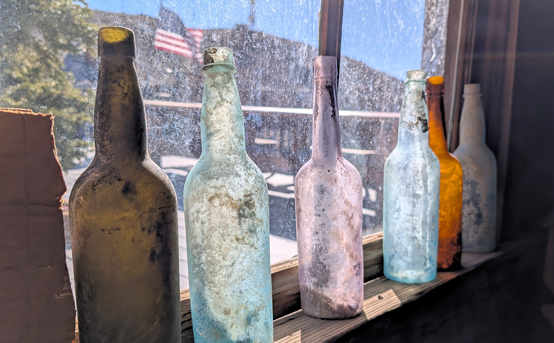 Bunte Glasflaschen im Sonnenschein