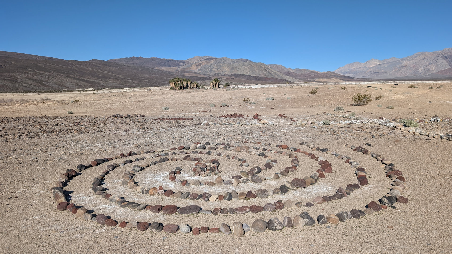 Steinkreis in der Nähe der Palmenoase Saline Warm Springs im Death Valley