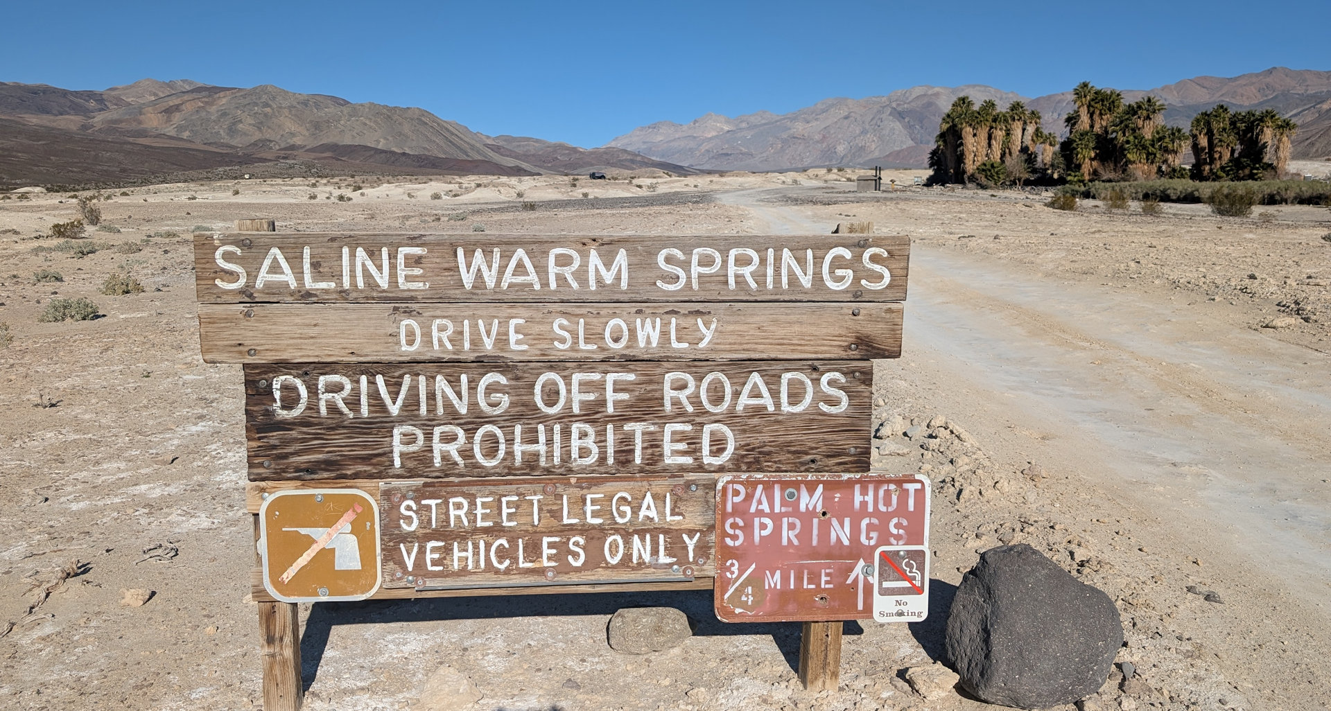 Schild der Saline Warm Springs im Death Valley
