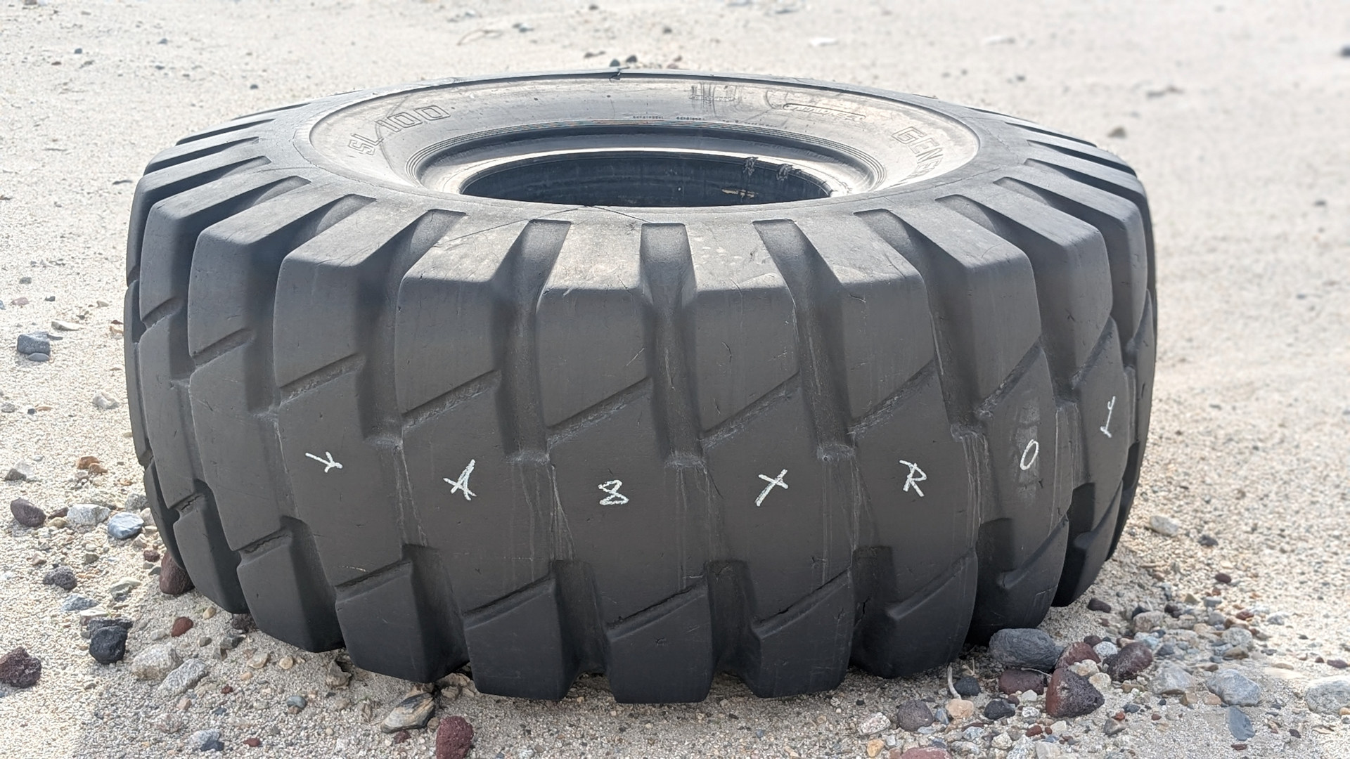 Reifen mit weisser Schrift
