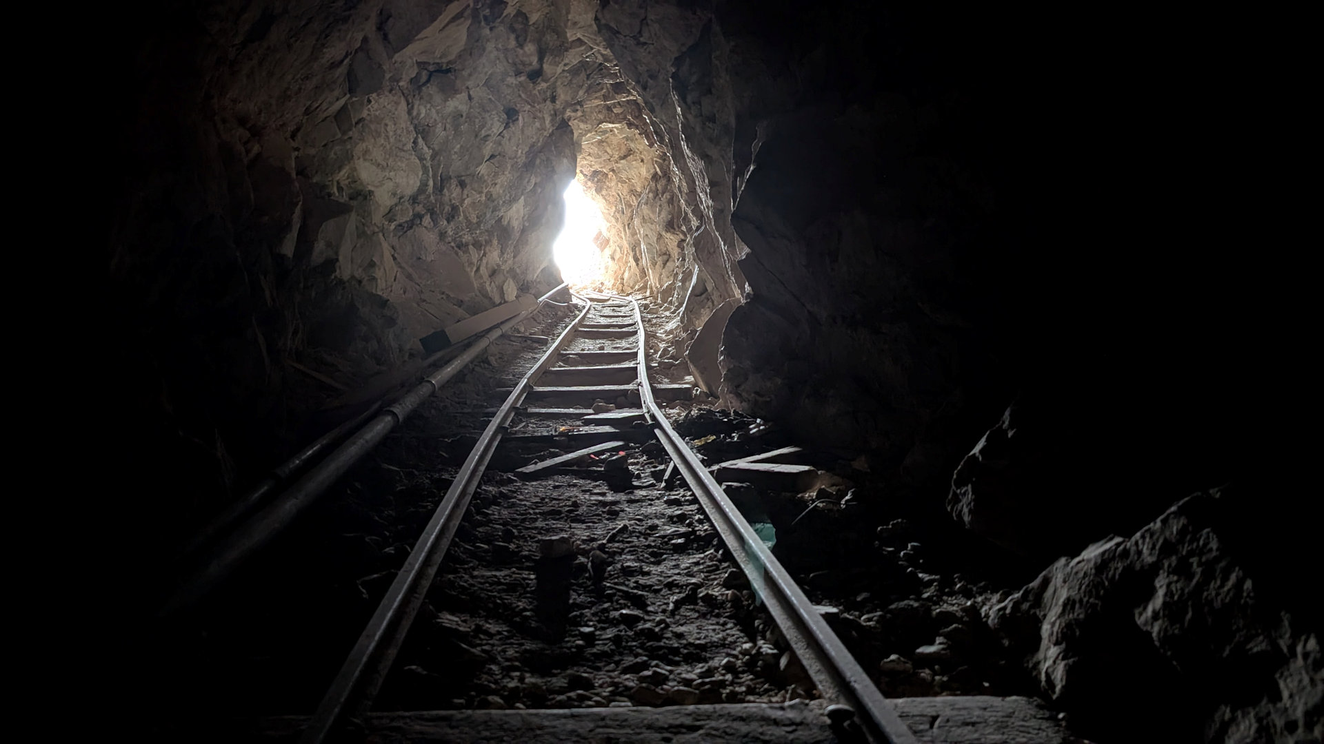 Minen Eingang mit Schienen
