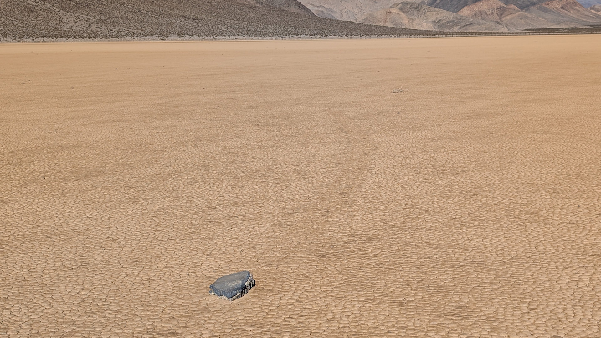 Stein hat Spuren im Lehmboden hinterlassen