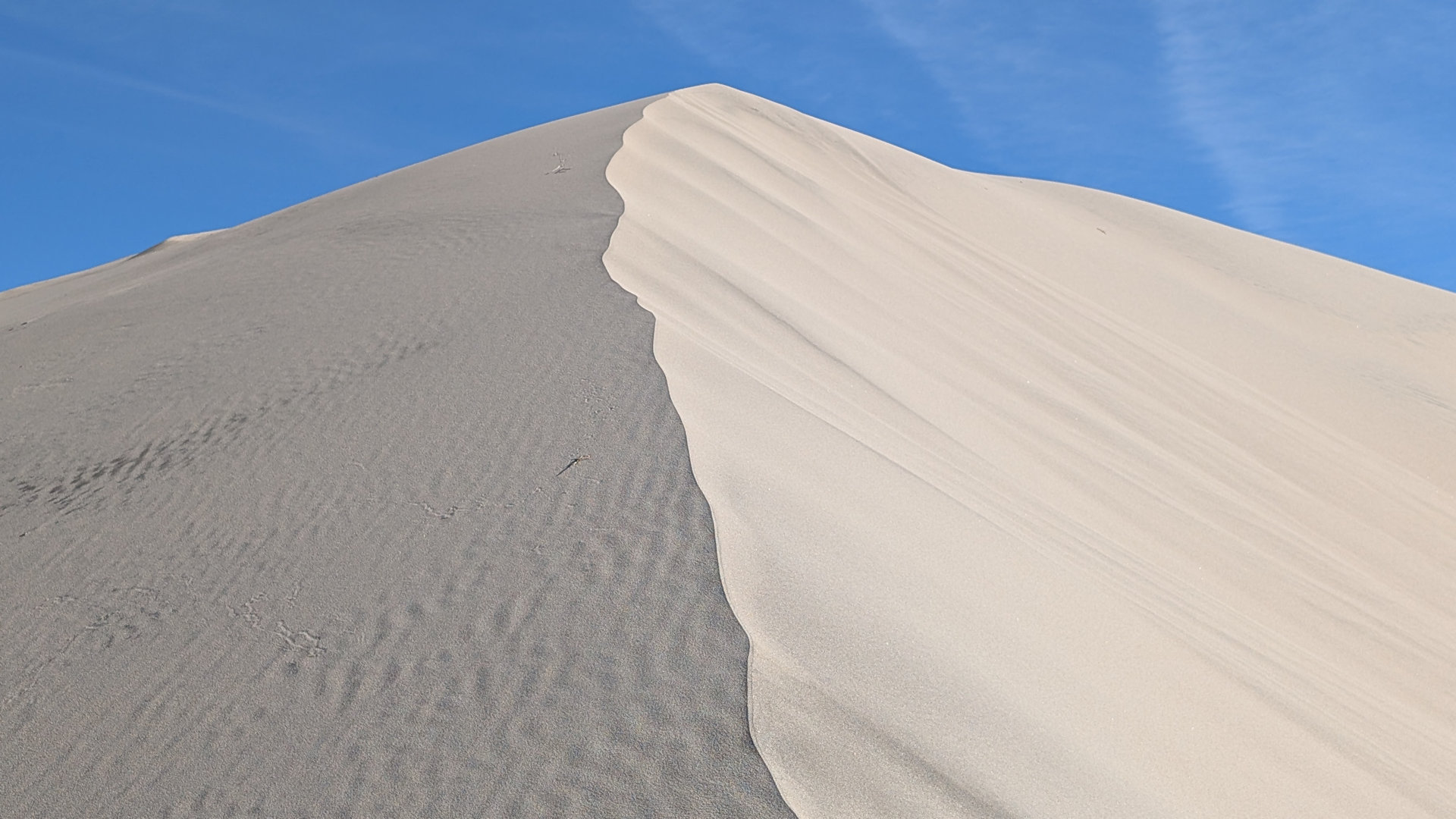 Eureka Dunes vor blauem Himmel