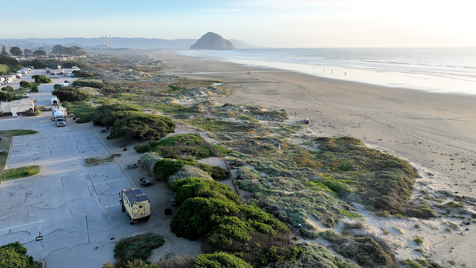 Strandcampingplatz in Morro Bay mit dem Morro Rock im Hintergrund 
