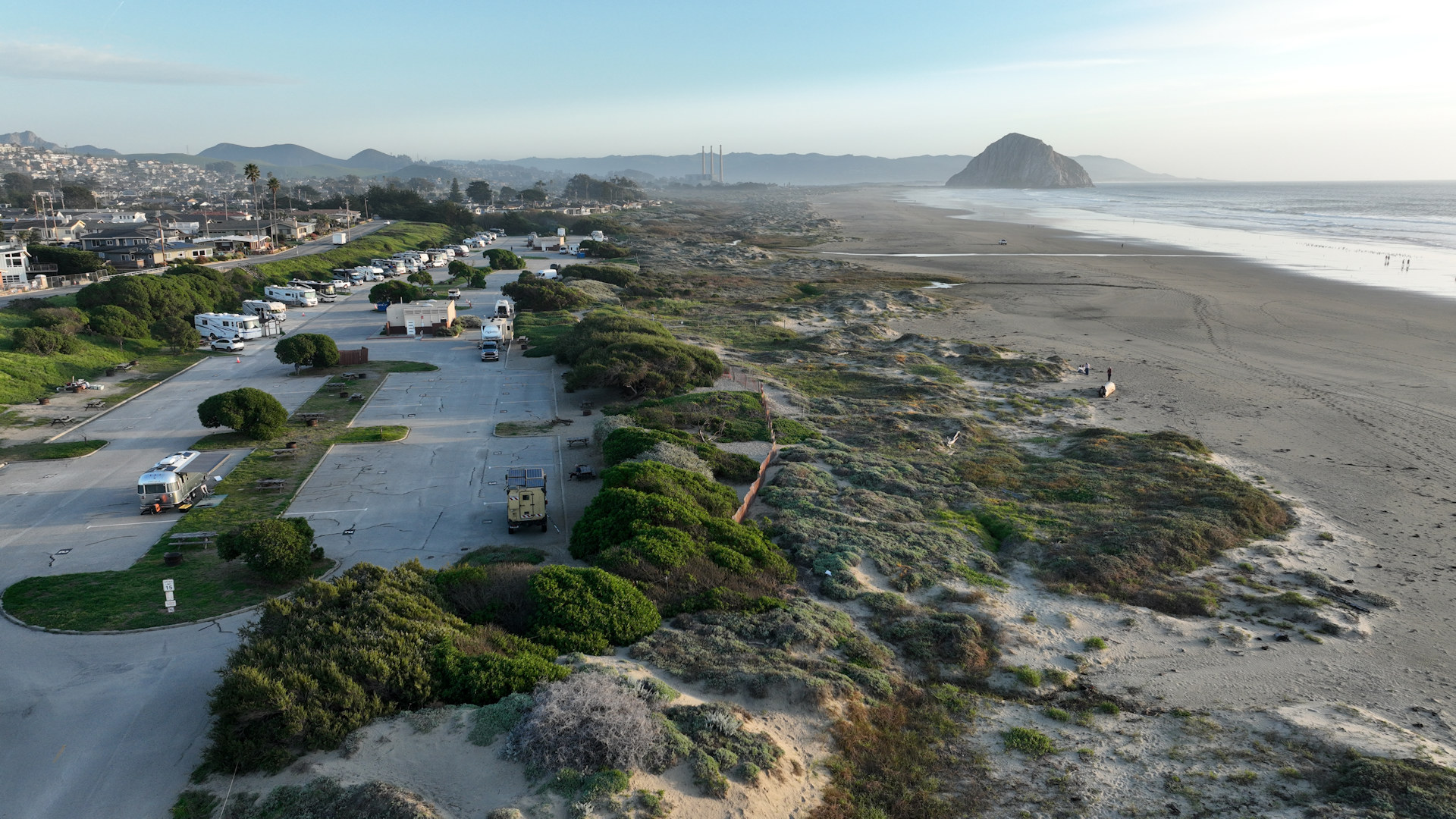 Morro Bay Campingplatz am Meer mit dem Morro Rock im Hintergrund
