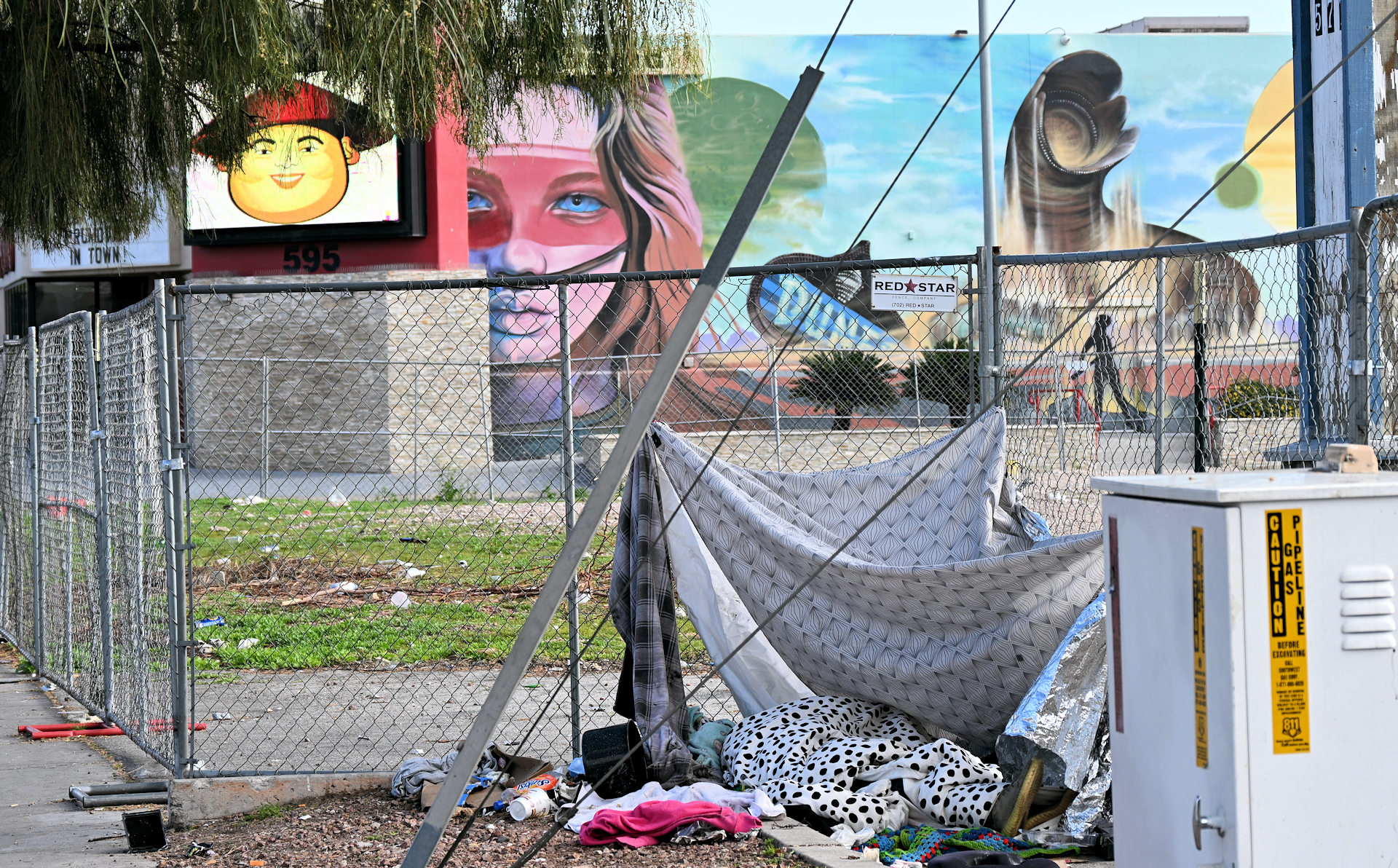 Obdachlosen Lager aus Stoffplanen vor einem Dune Graffiti