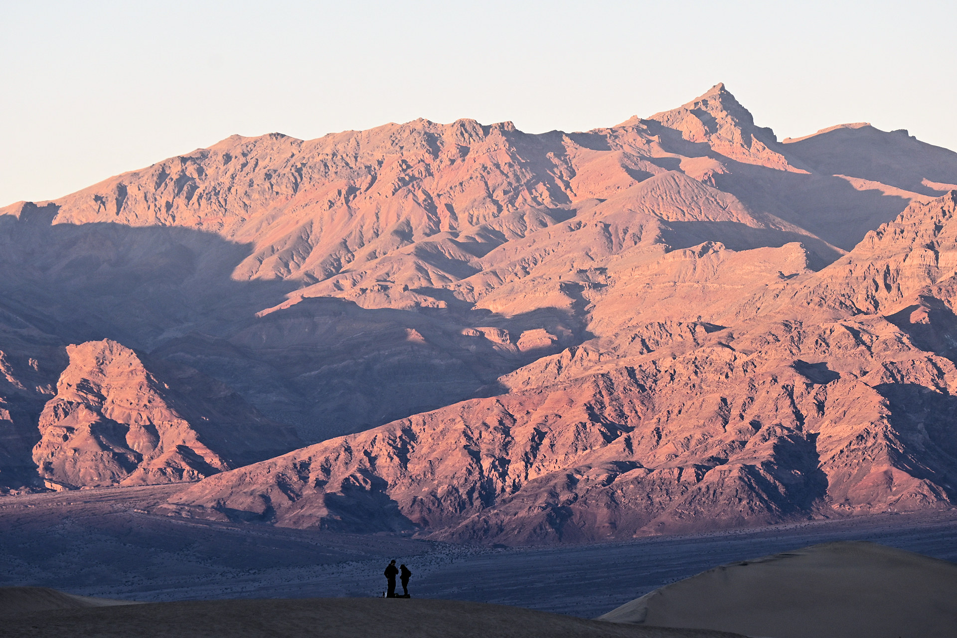 rosa angestrahlte Berge im Death Valley