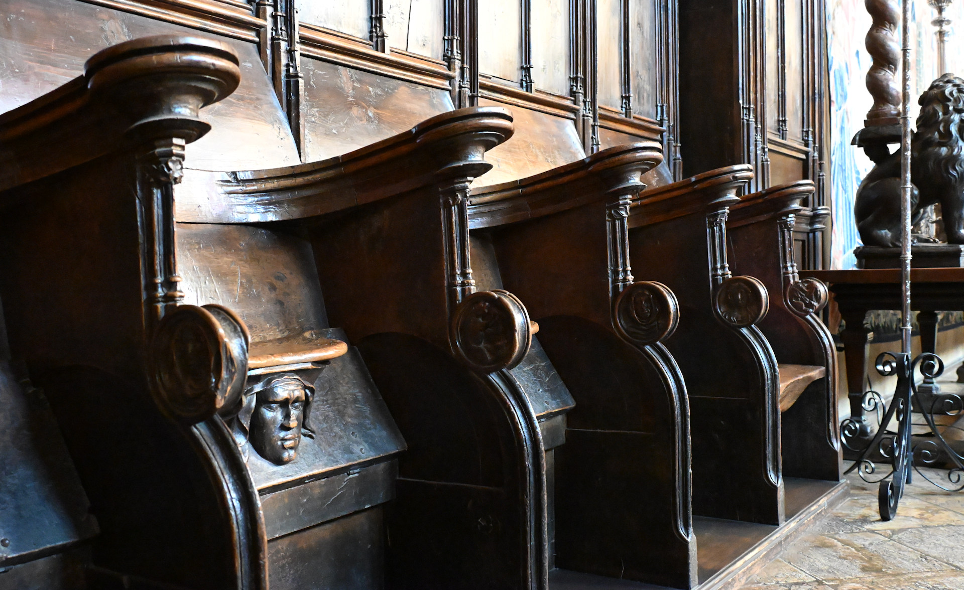 Hölzerne Sitzbank aus einer Kirche im William Hearst Castel