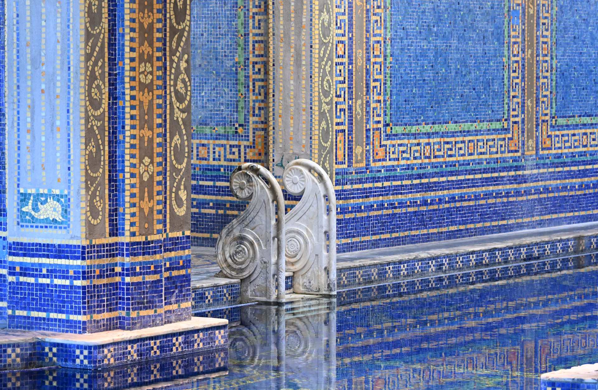 Marmor Einstieg im Schwimmbad vom William Hearst Castel