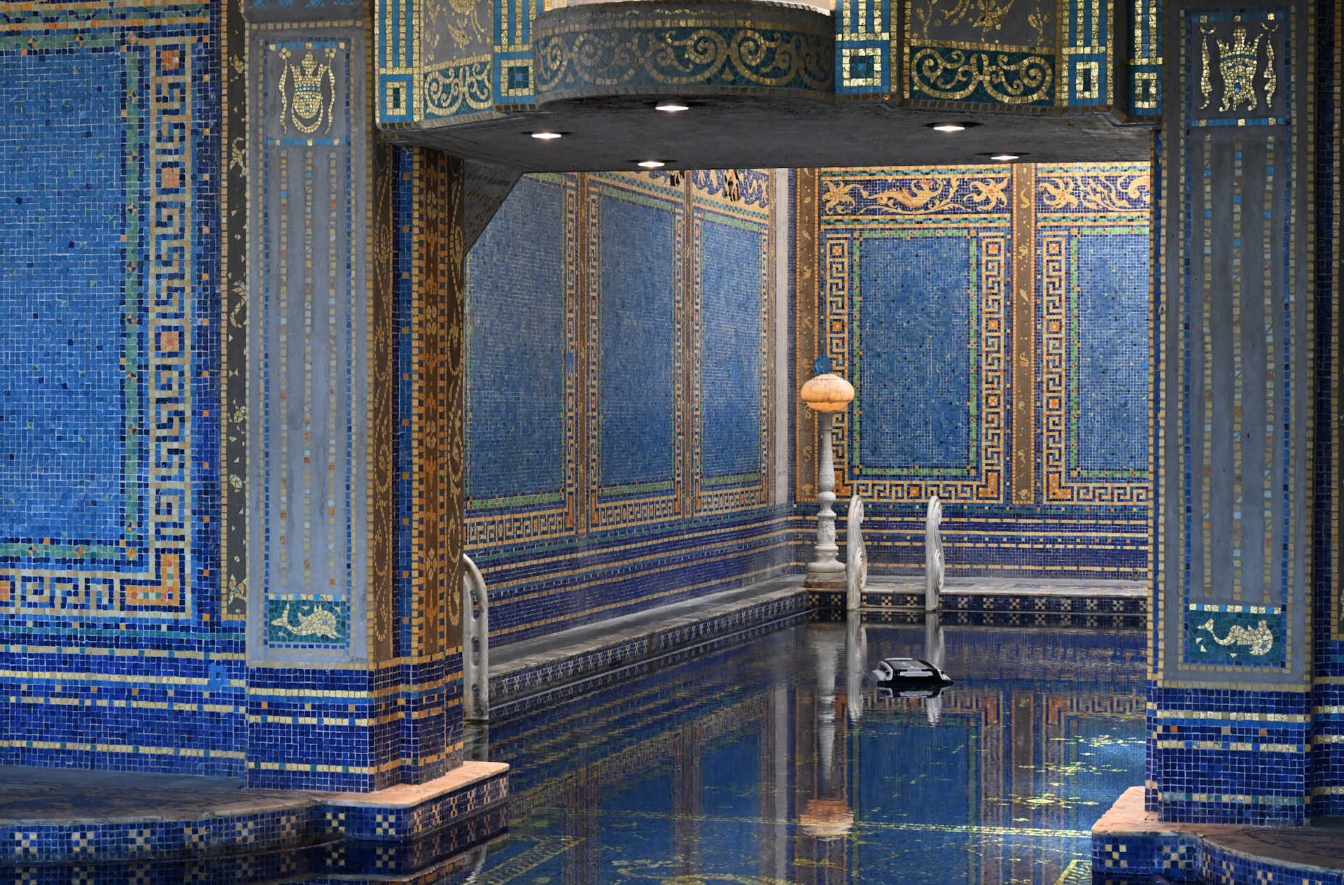 Blaue Mosik Wand im William Hearst Castel Schwimmbad