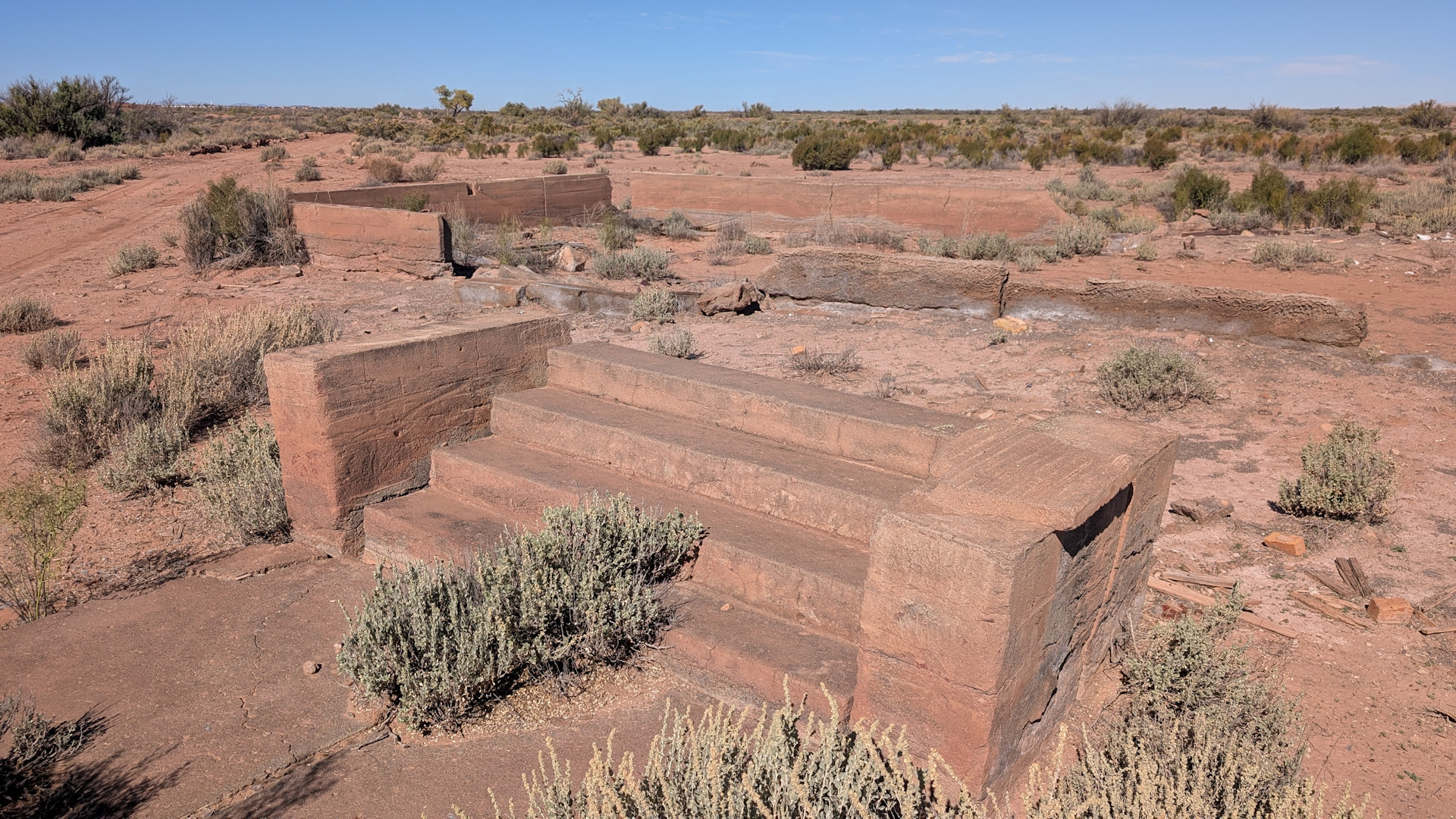 Treppe von einem abgerissenen Internierungslager in Leupp
