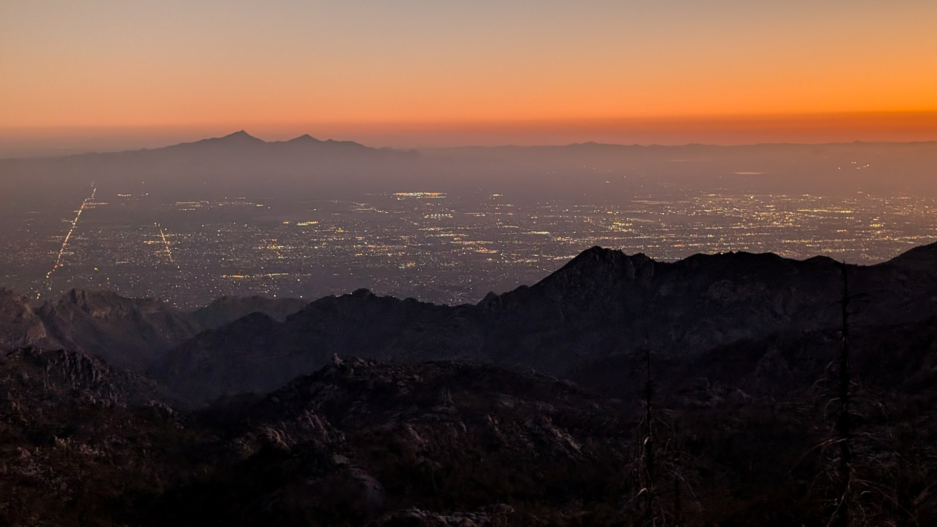 Erleuchtetes Tucson Nachts vom Mt Lemmon aus gesehen