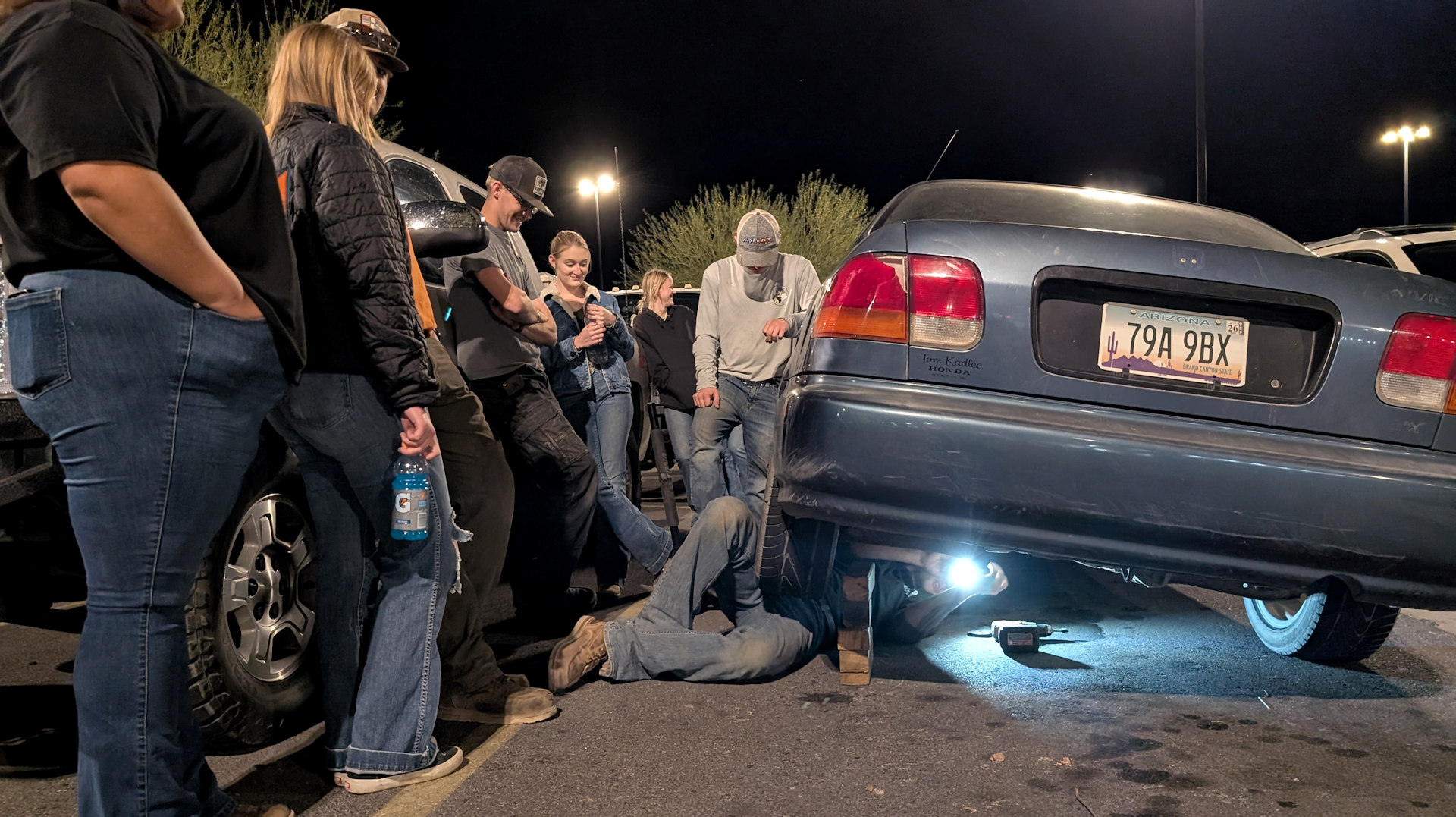Auto wurde für eine Notfallreparatur nachts auf dem Parkplatz hochgebockt