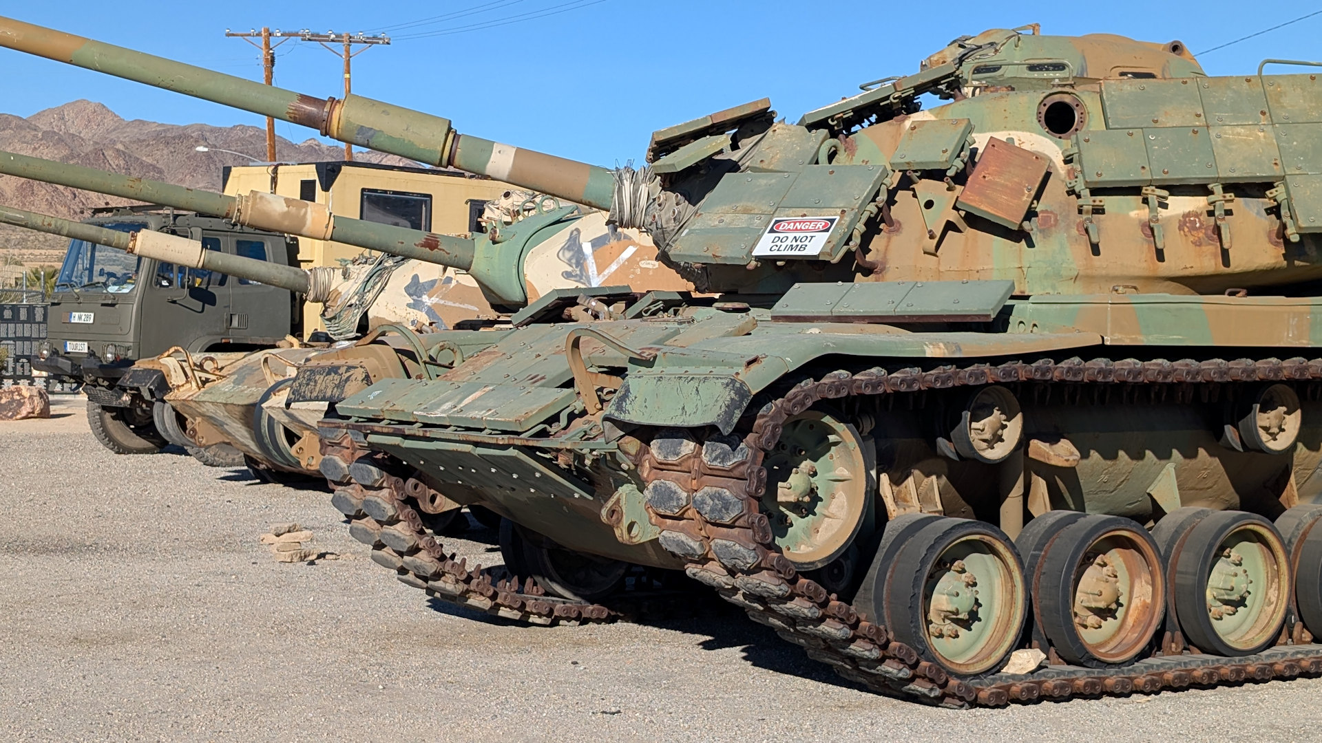 DAF T244 Truck hinter drei Panzern geparkt