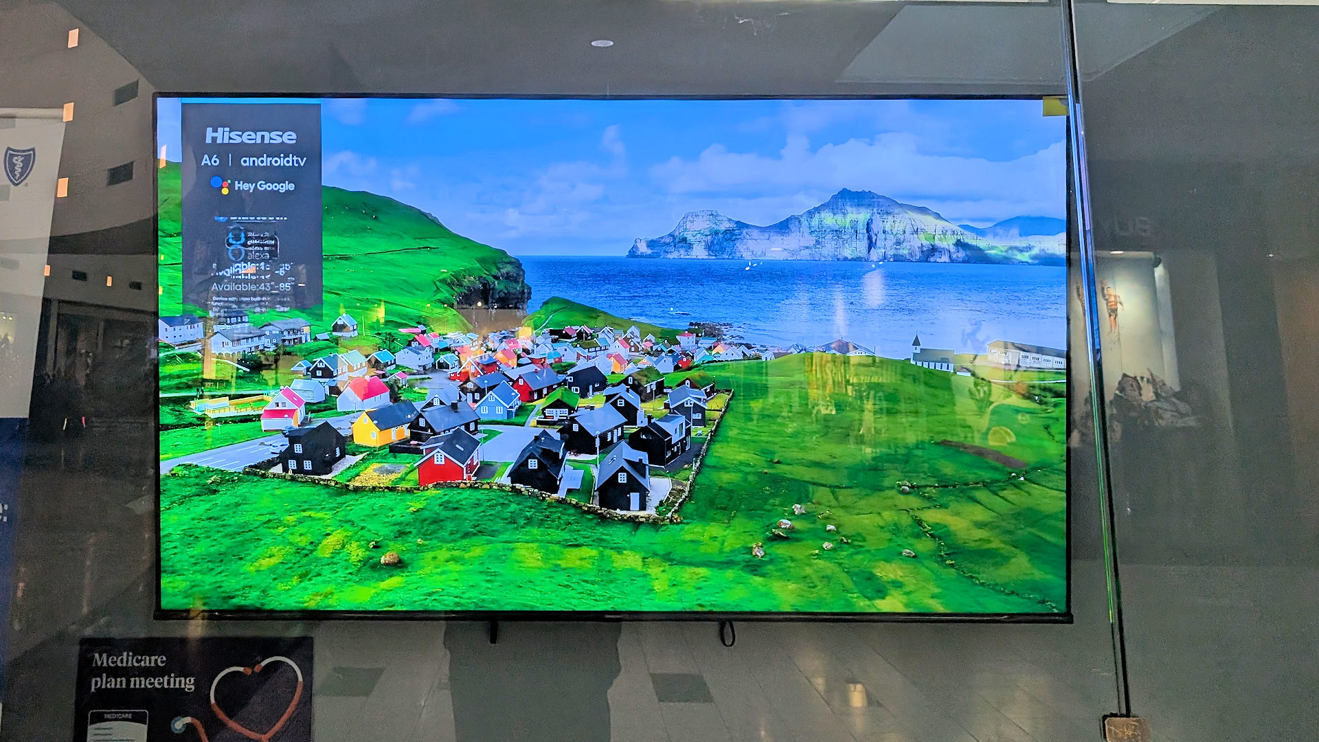 Bildschirm in einer Shopping Mall der ein Foto von den Färöer Inseln zeigt