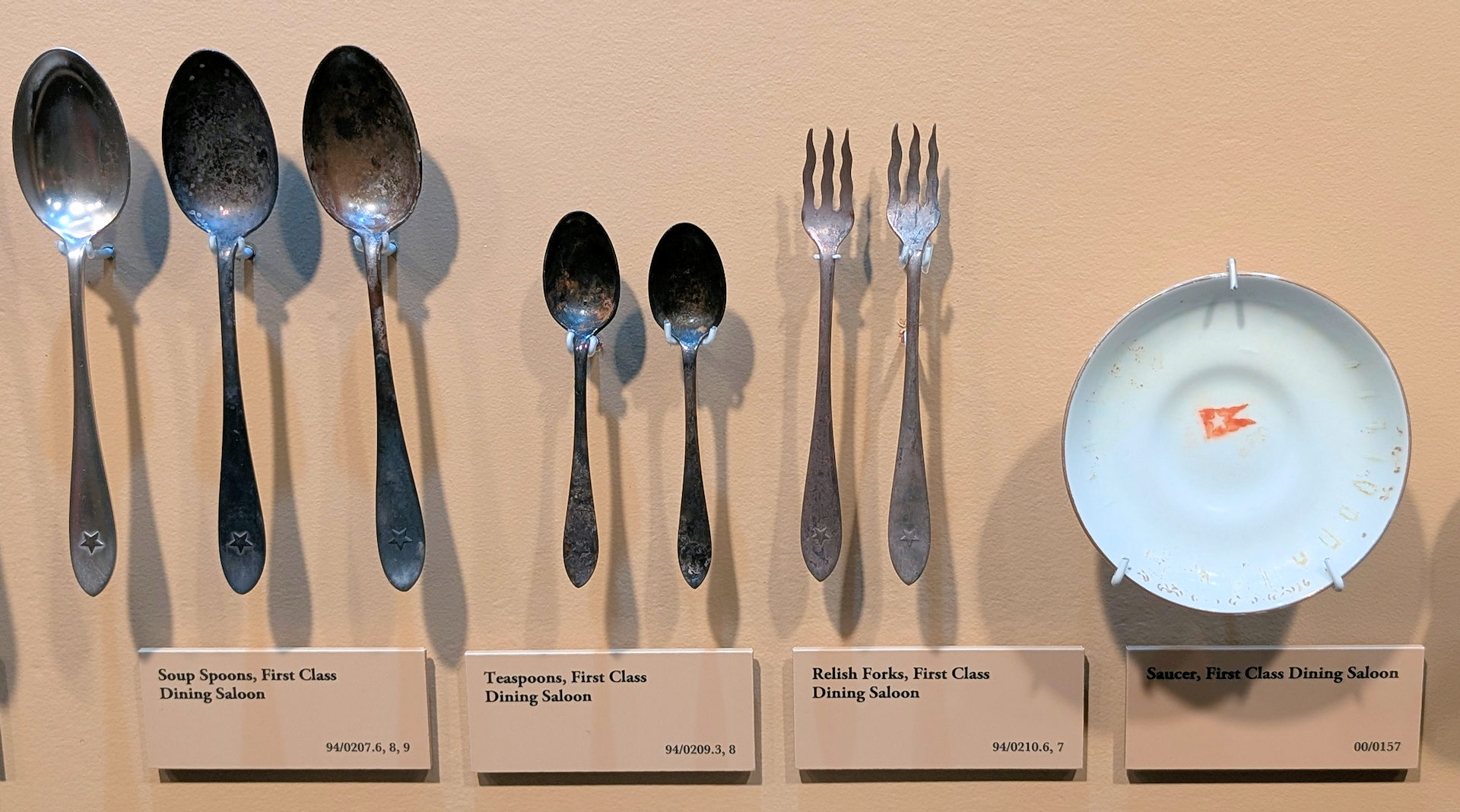 Fünf Löffel, zwei Gabeln und eine Porzellan Schale der Titanic