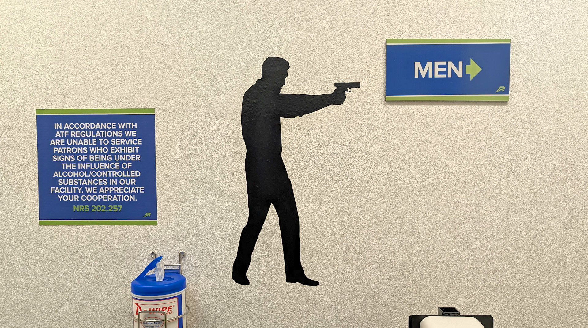 Silhouette eines Manns der eine Pistole in der Hand hält