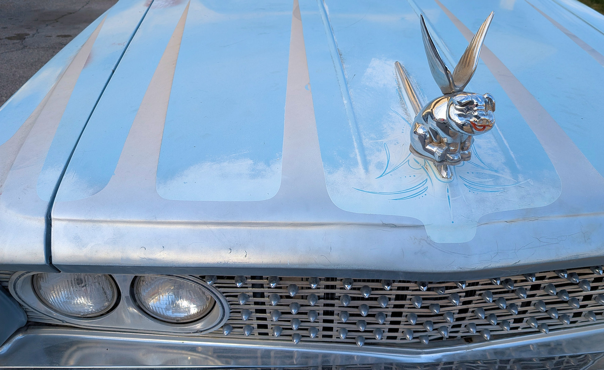 Silberne Kühlerfigur auf einer Motorhaube