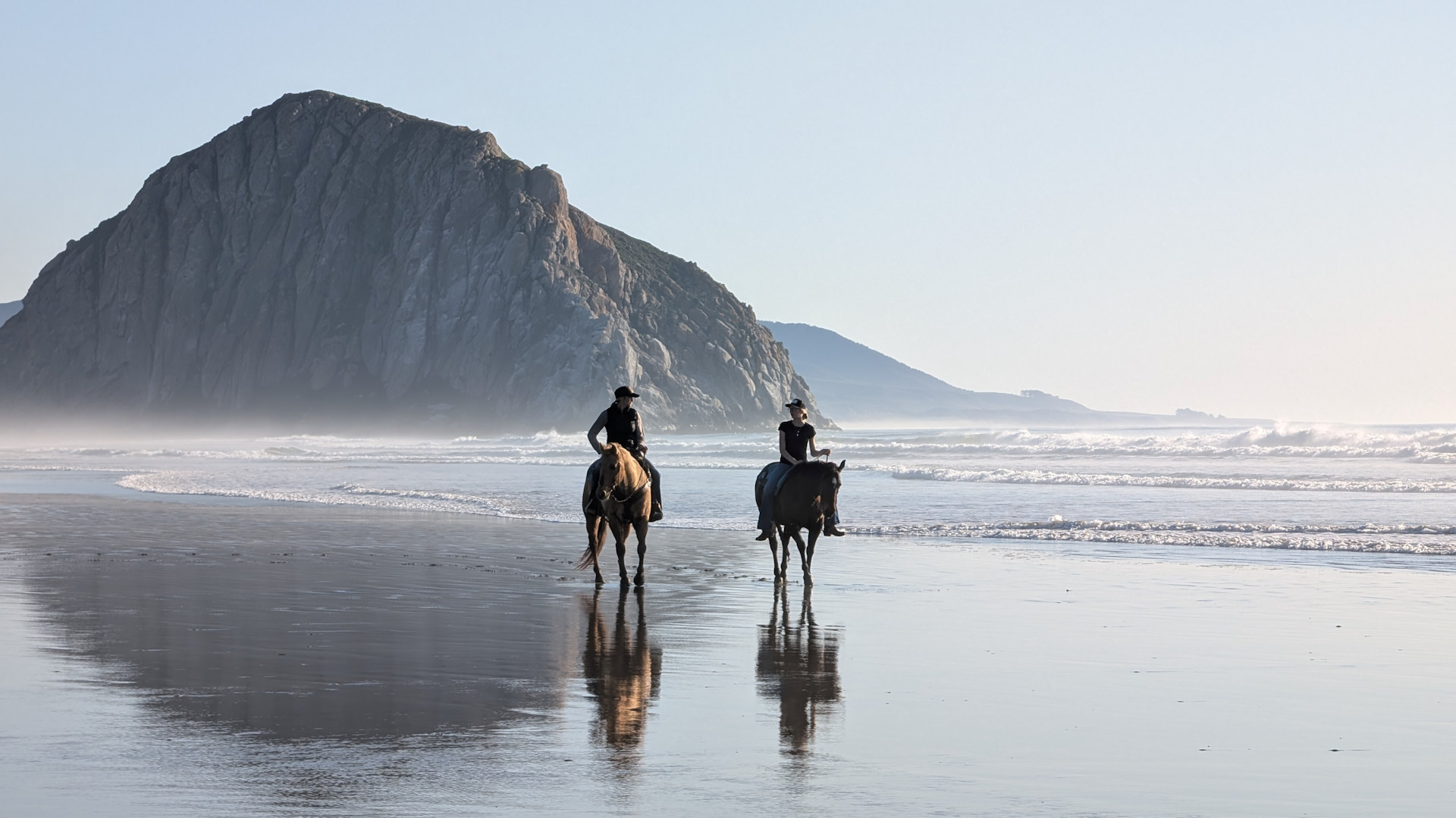 Zwei Reiter auf Pferden am Morro Bay Strand 