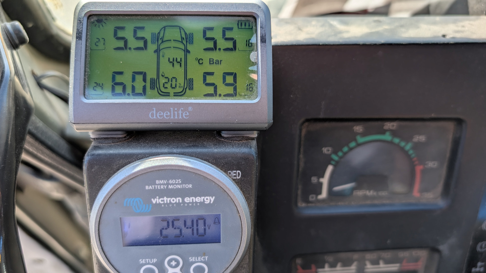 TPMS Reifendruck Überwachung und Victron Batterie Monitoring Gerät im LKW im Cockpit
