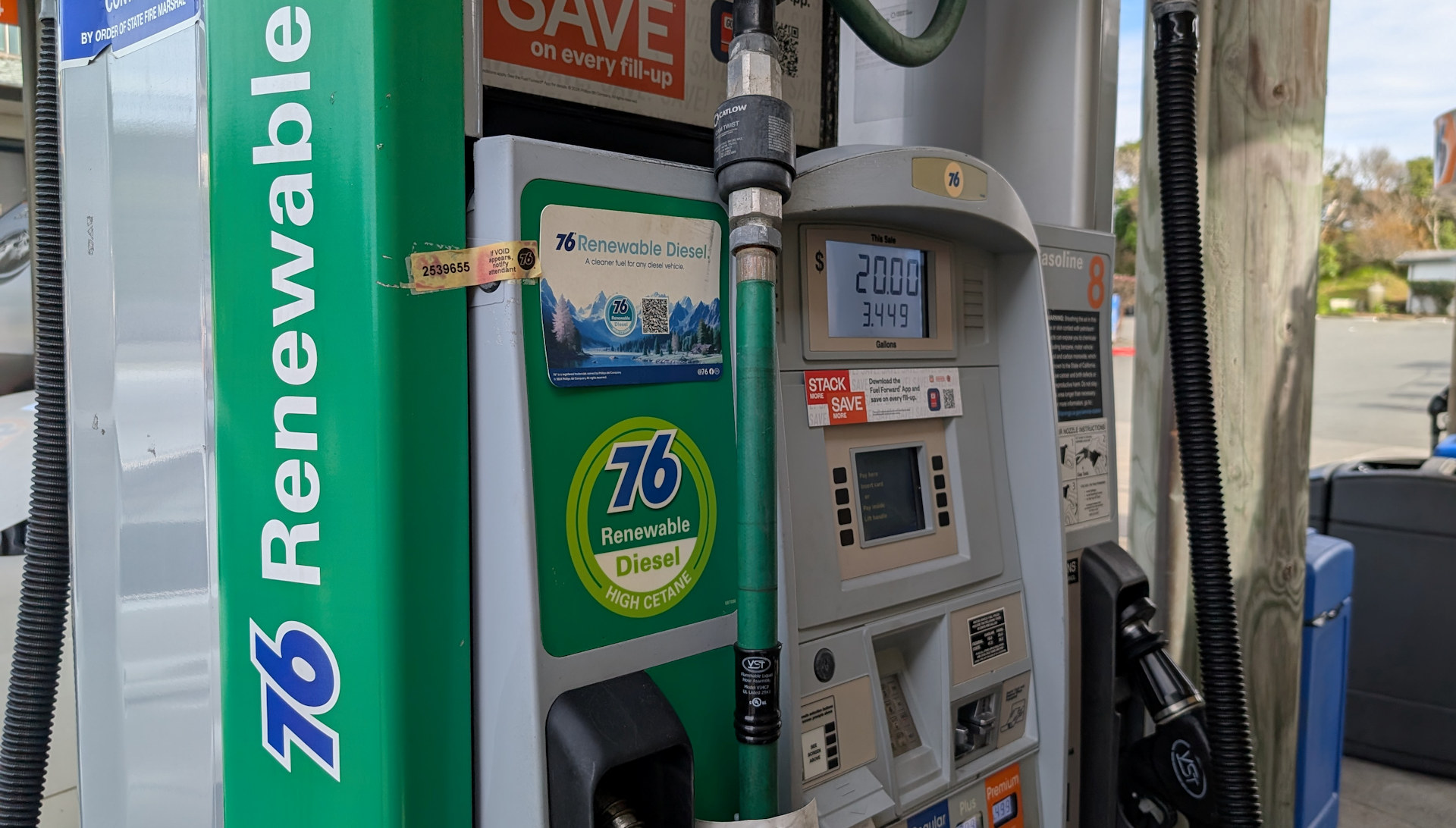 Tankstellen Zapfsäule mit Renewable Diesel 76