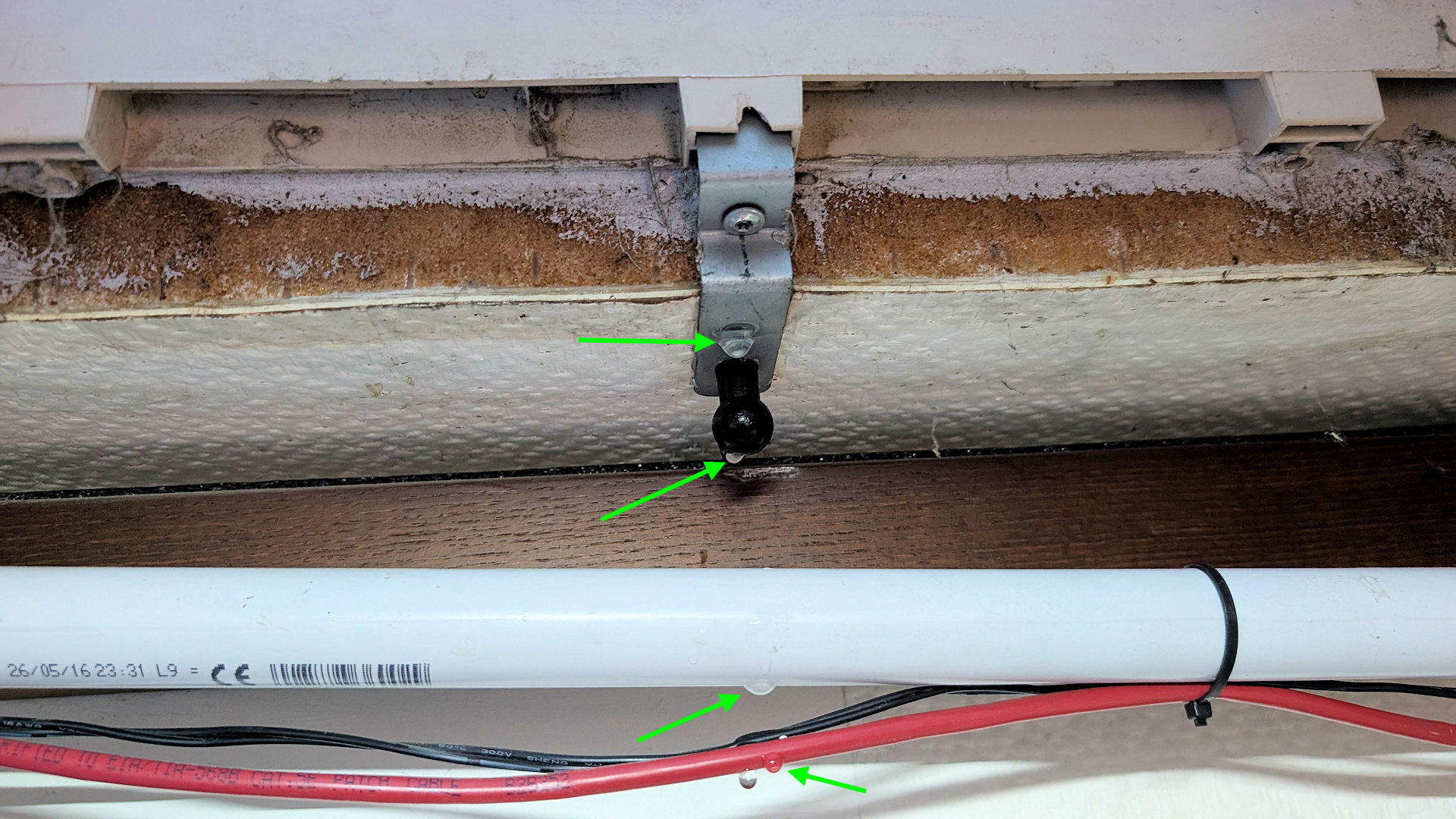 Wasser tropft durch ein Dometic Dachfenster