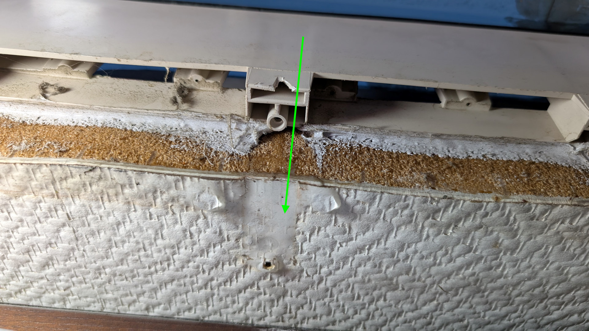 Wassertropfen unterhalb von einem Dometic Kunststoff Dach Fenster