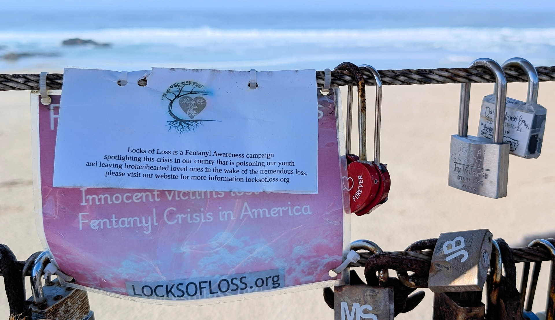 Hinweisschild der Organisation locksofloss zur Fentanyl Kriese in den USA