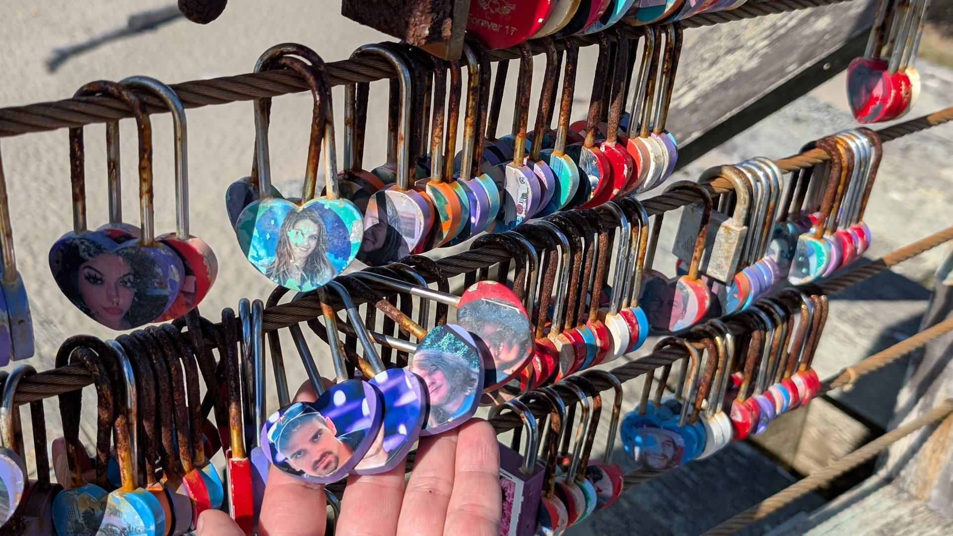 Hunderte Bügel Schlösser mit Abbildungen von gestorbenen Fentanyl Opfern