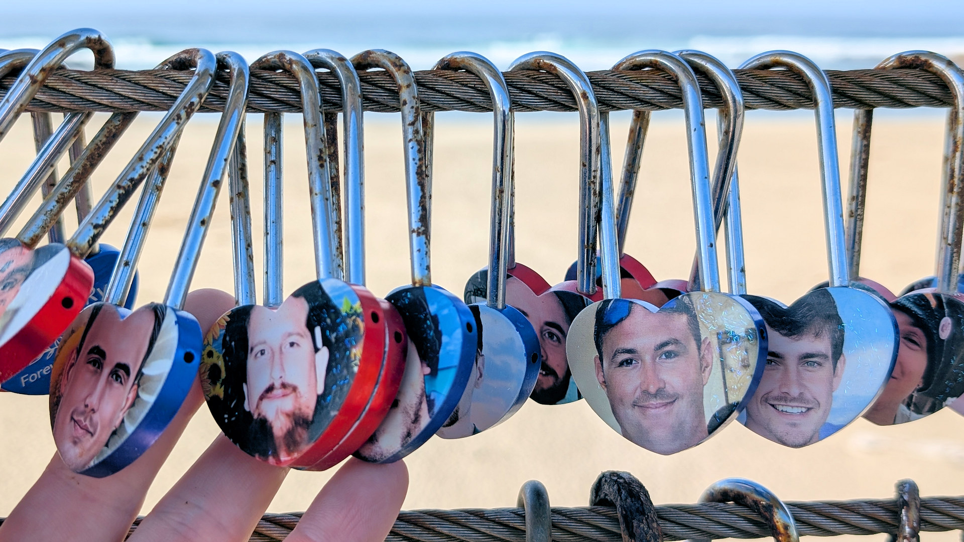 Schlösser im Stil von Liebesschlössern mit Bildern von verstorbenen Fentanyl Opfern