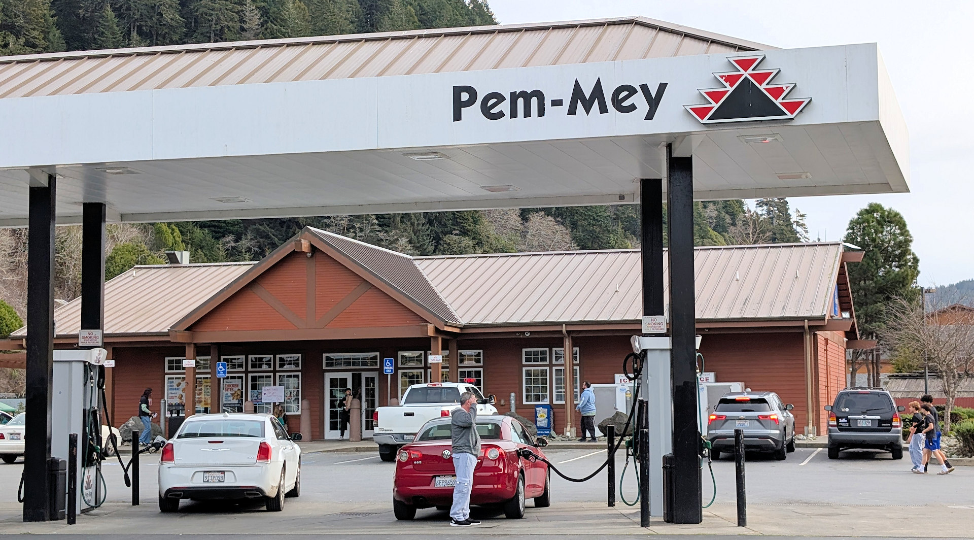 Autos tanken an einer Indianer Tankstelle in den USA