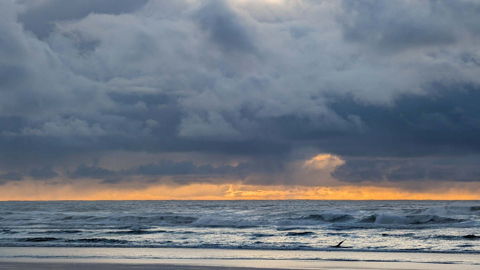 Dunkle Wolken am Strand von Rockaway Beach 
