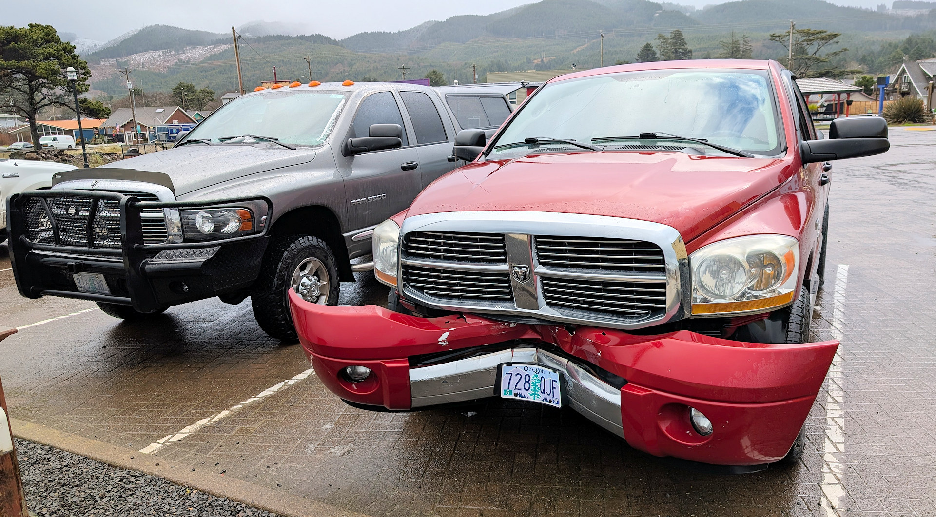 Roter Doge Pickup bei dem die Stossstange kunstvoll zerknautscht und gebogen ist