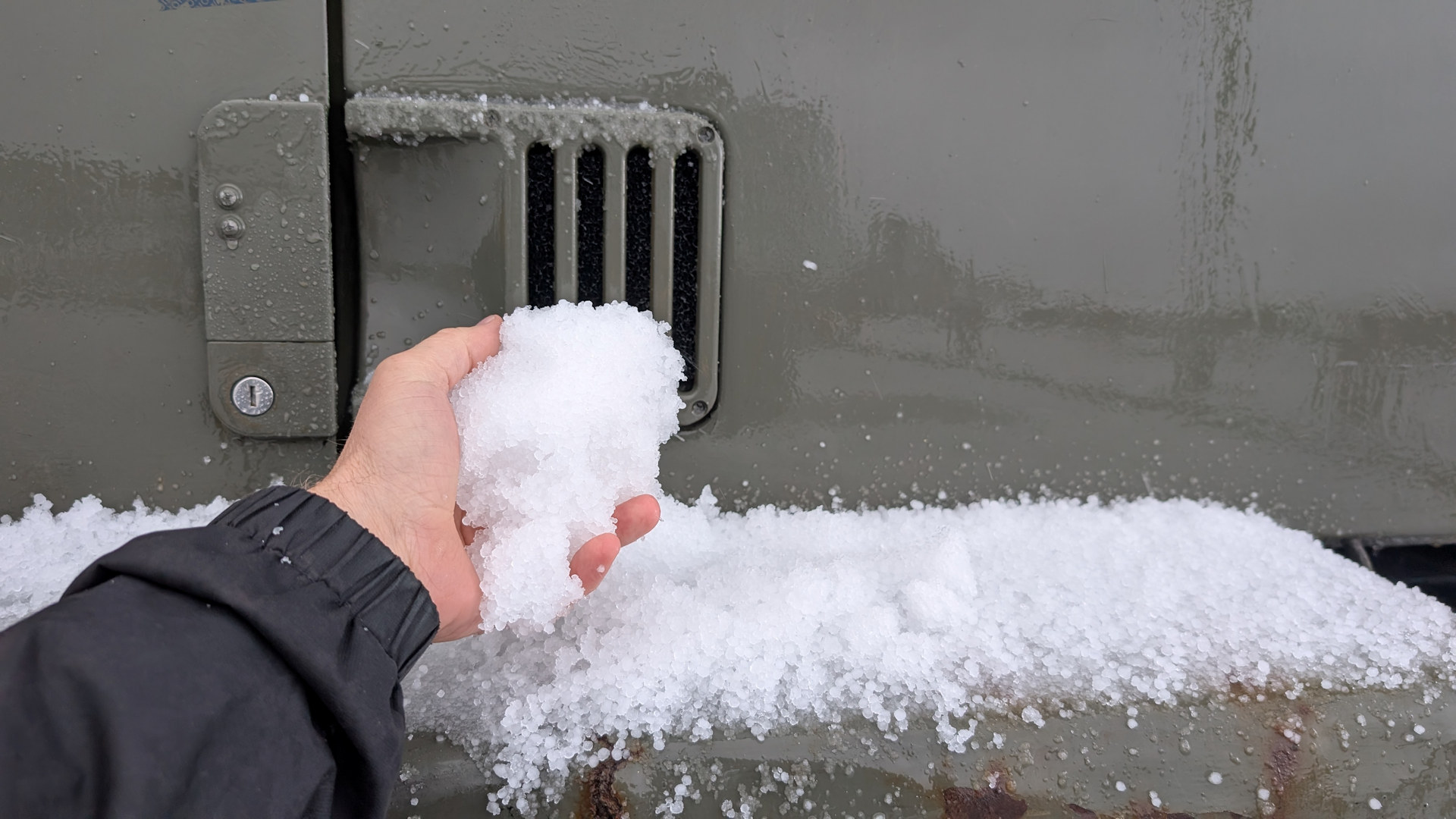 Schnee auf dem Kotflügel vom DAF T244 