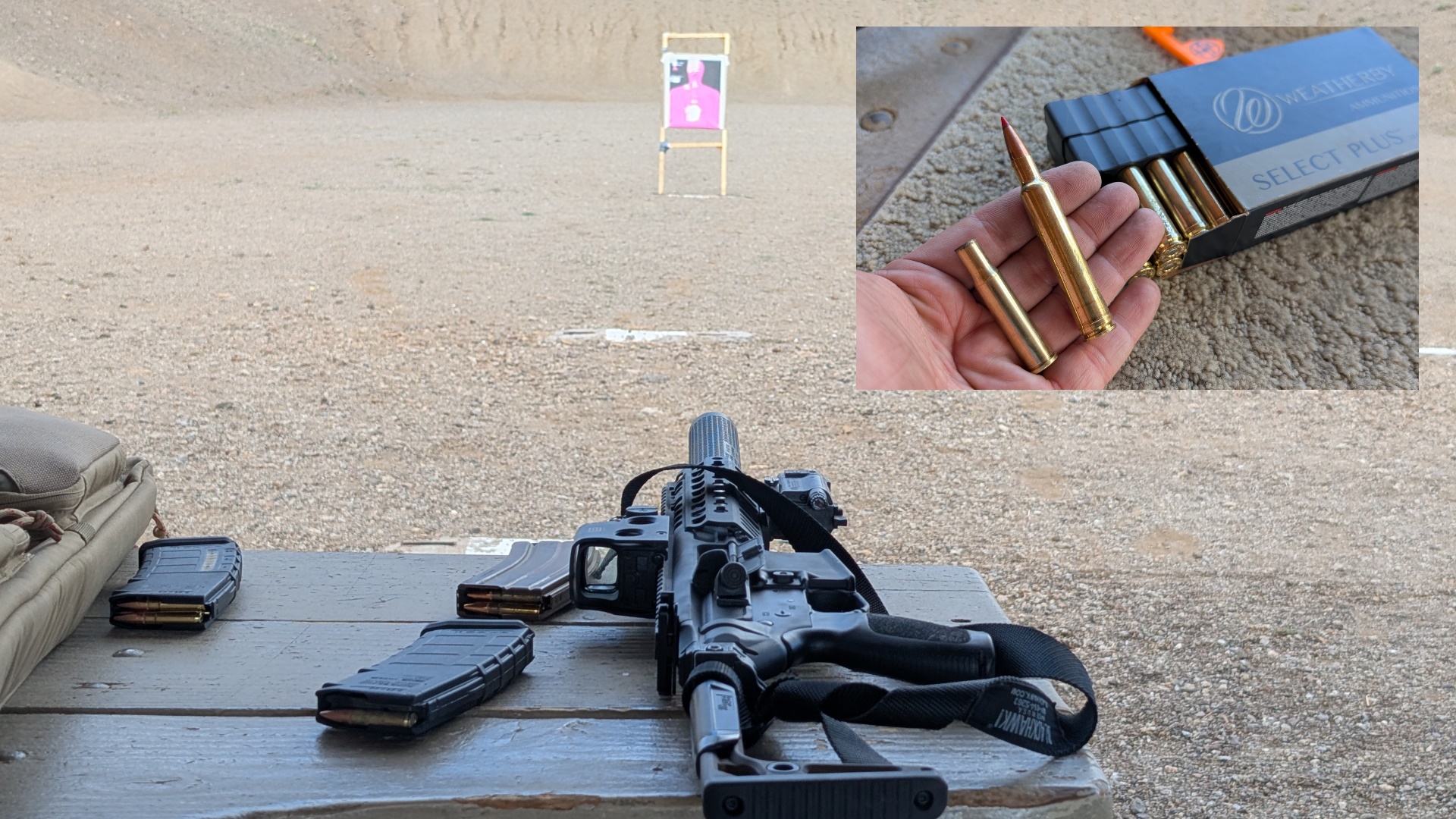 Gewehr auf einem Schiess Stand und Hand die Patronen hält