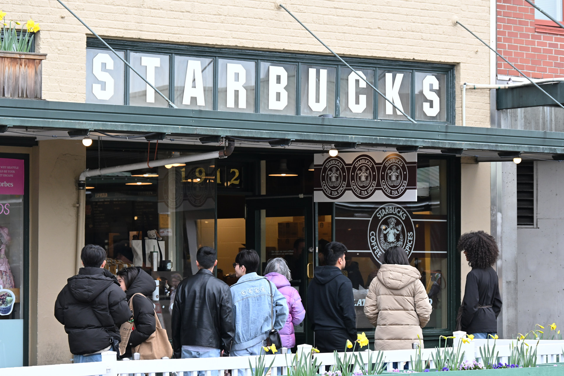 Der erste Starbucks am Pike Place 1912 in Seattle